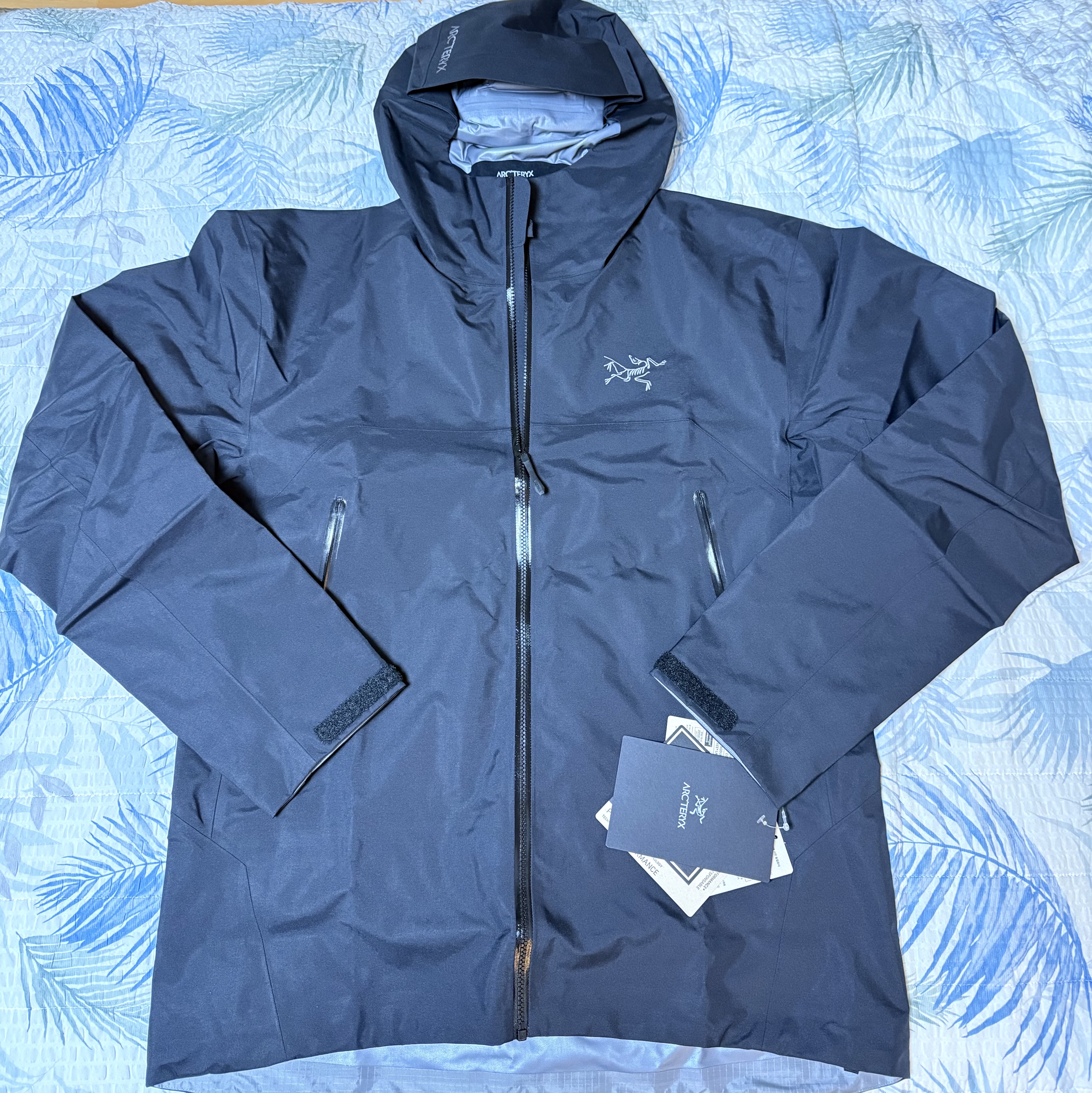 Arc'teryx Beta Jacket Black, Jordan 4 Retro Black Cat 2025 착용 스타일 - 1