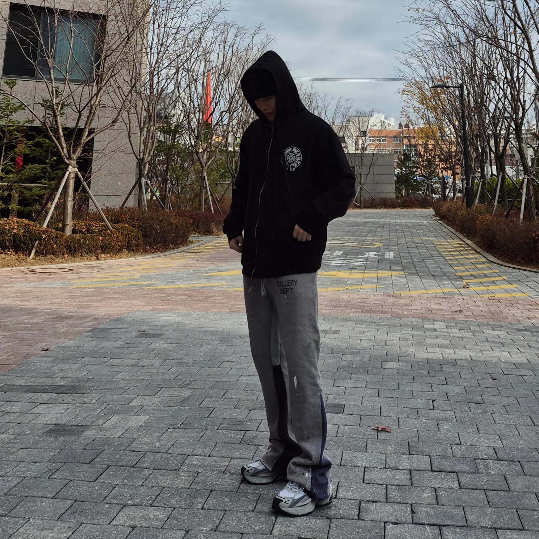 Adidas x Pharrell Williams Adistar Jellyfish Solid Grey Core Black, Gallery Dept. GD Logo Flare Sweatpants Heather Grey 착용 스타일