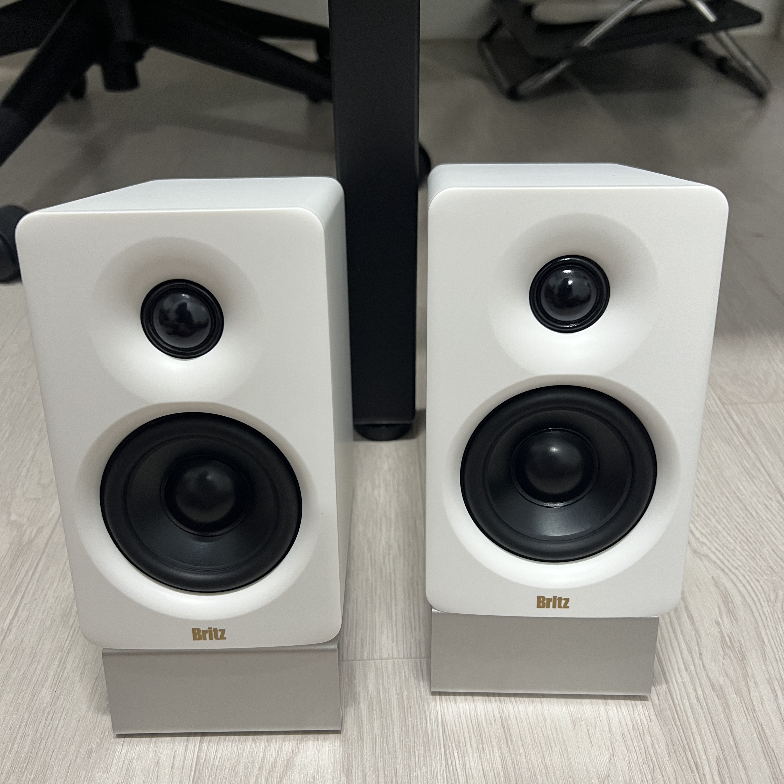 Britz BR-Monitor6 Bluetooth Studio Monitor Speaker White 착용 스타일 - 1