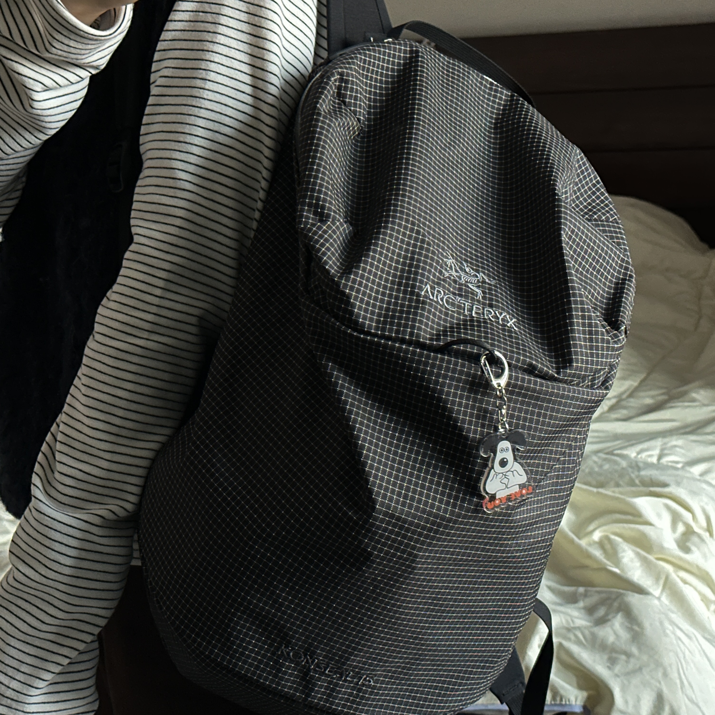 Arc'teryx Konseal 15 Backpack Black 착용 스타일 - 2