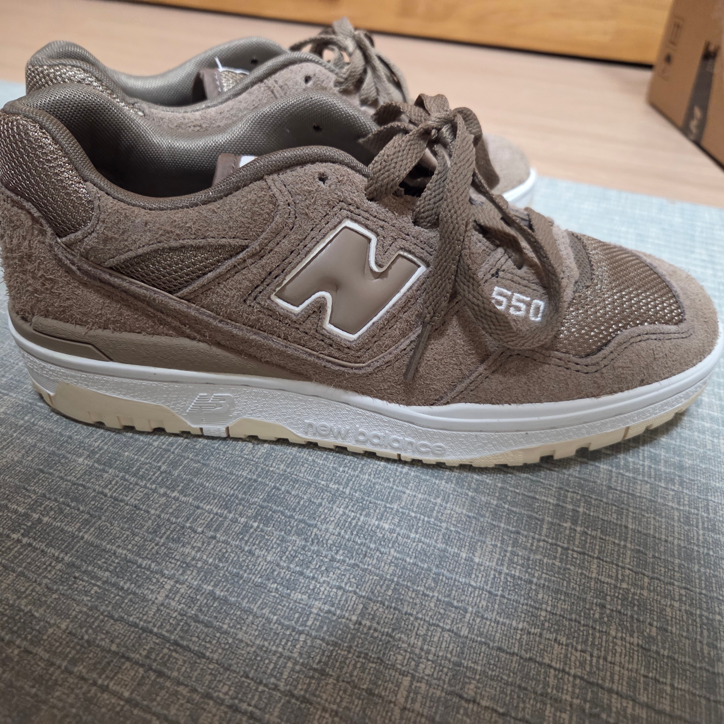 New Balance 550 Mushroom Sea Salt - 2E Wide 착용 스타일 - 2