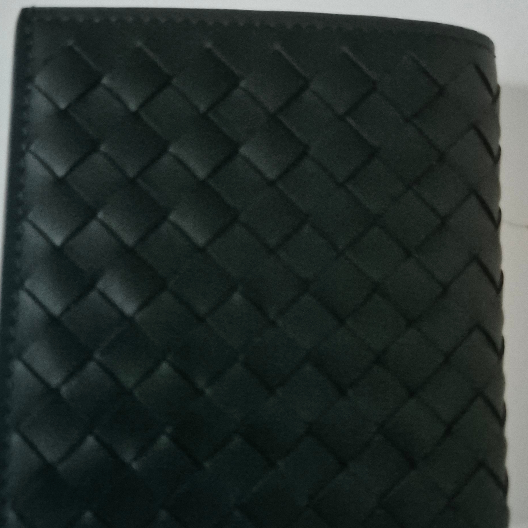 Bottega Veneta Bi-Fold Wallet Black 착용 스타일