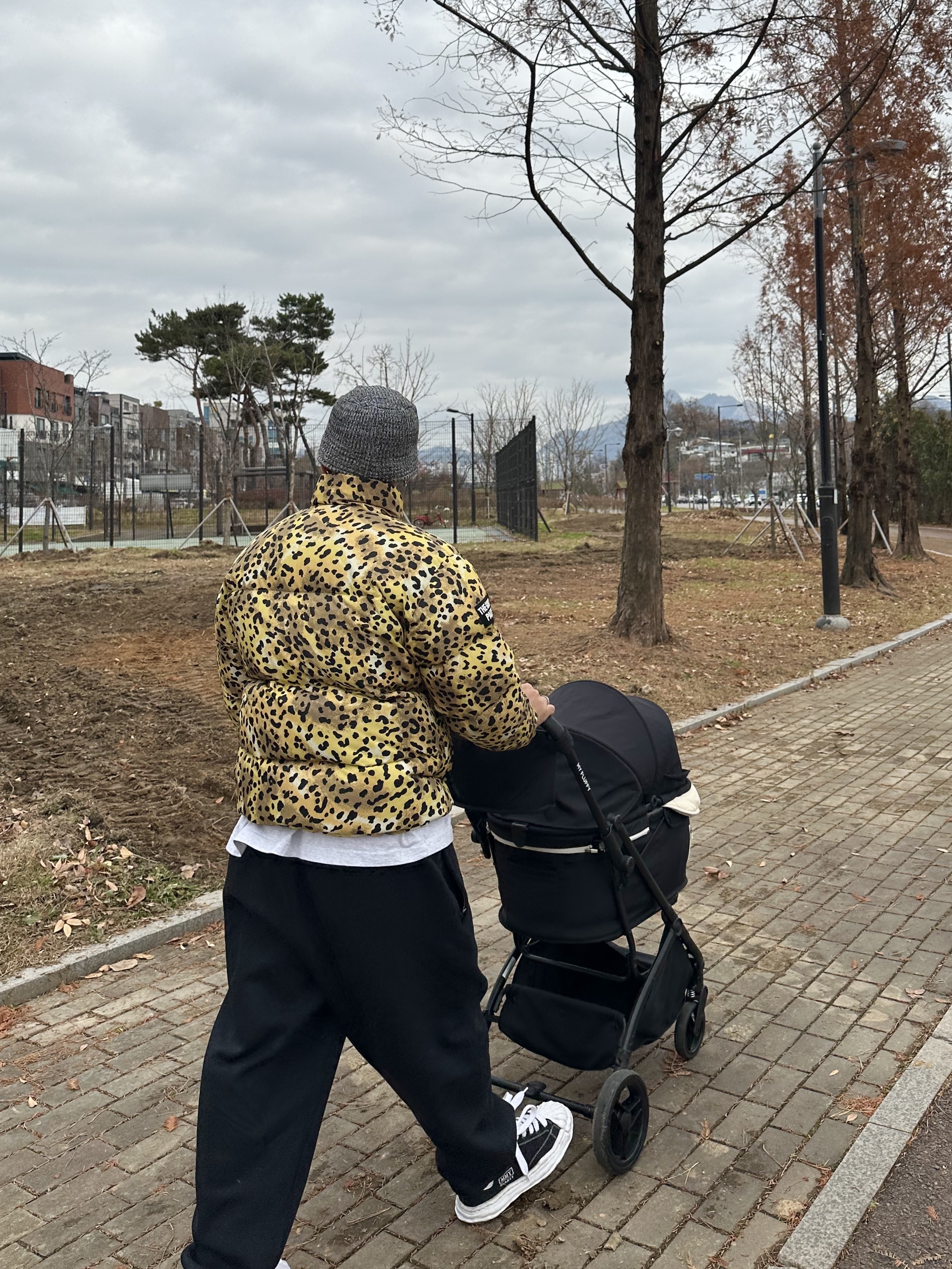 Stussy Mixed Yarn Knit Bucket Hat Black, Nike NRG Solo Swoosh Fleece Pants Black - US/EU 착용 스타일 - 3