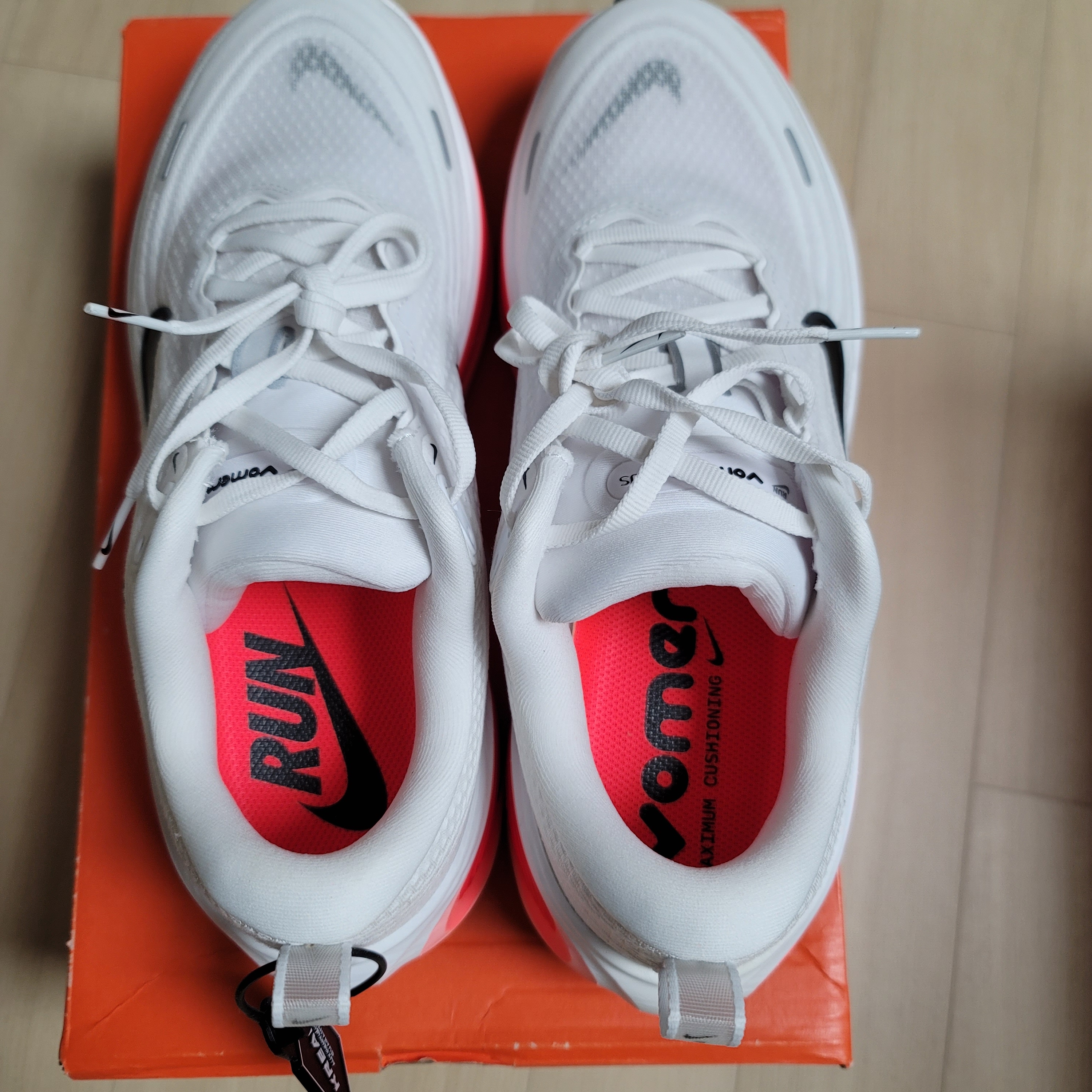 Nike Zoom Vomero Plus White Bright Crimson 착용 스타일 - 2