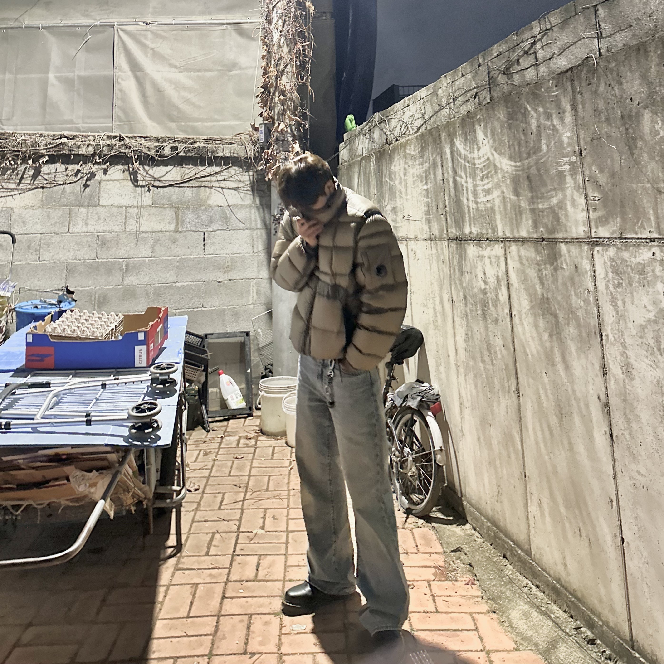C.P. Company DD Shell Hooded Short Down Jacket Vintage Khaki Beige - 24FW, Dr. Martens 1461 Smooth Black 착용 스타일