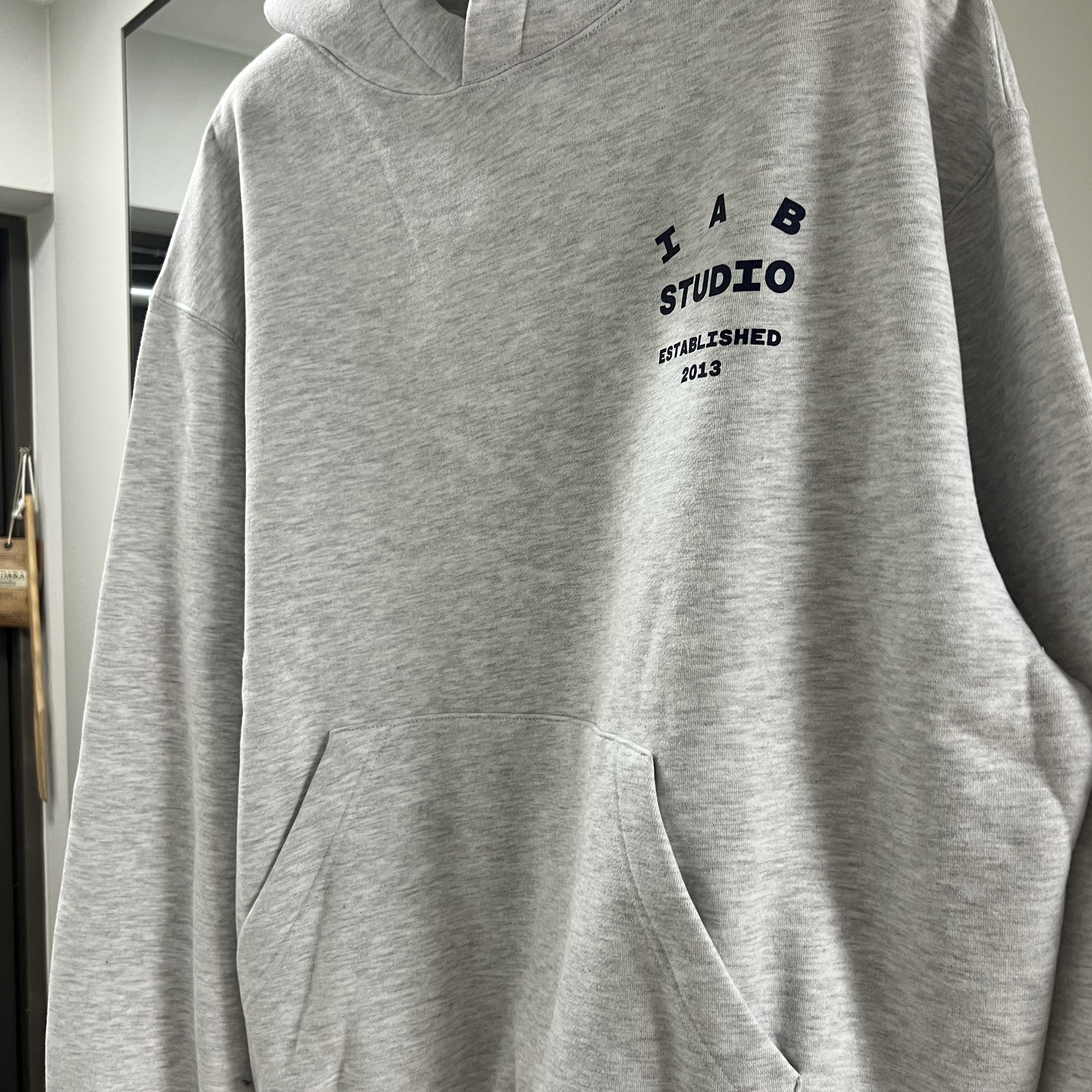 IAB Studio 25 Hoodie Light Gray Navy 착용 스타일 - 2
