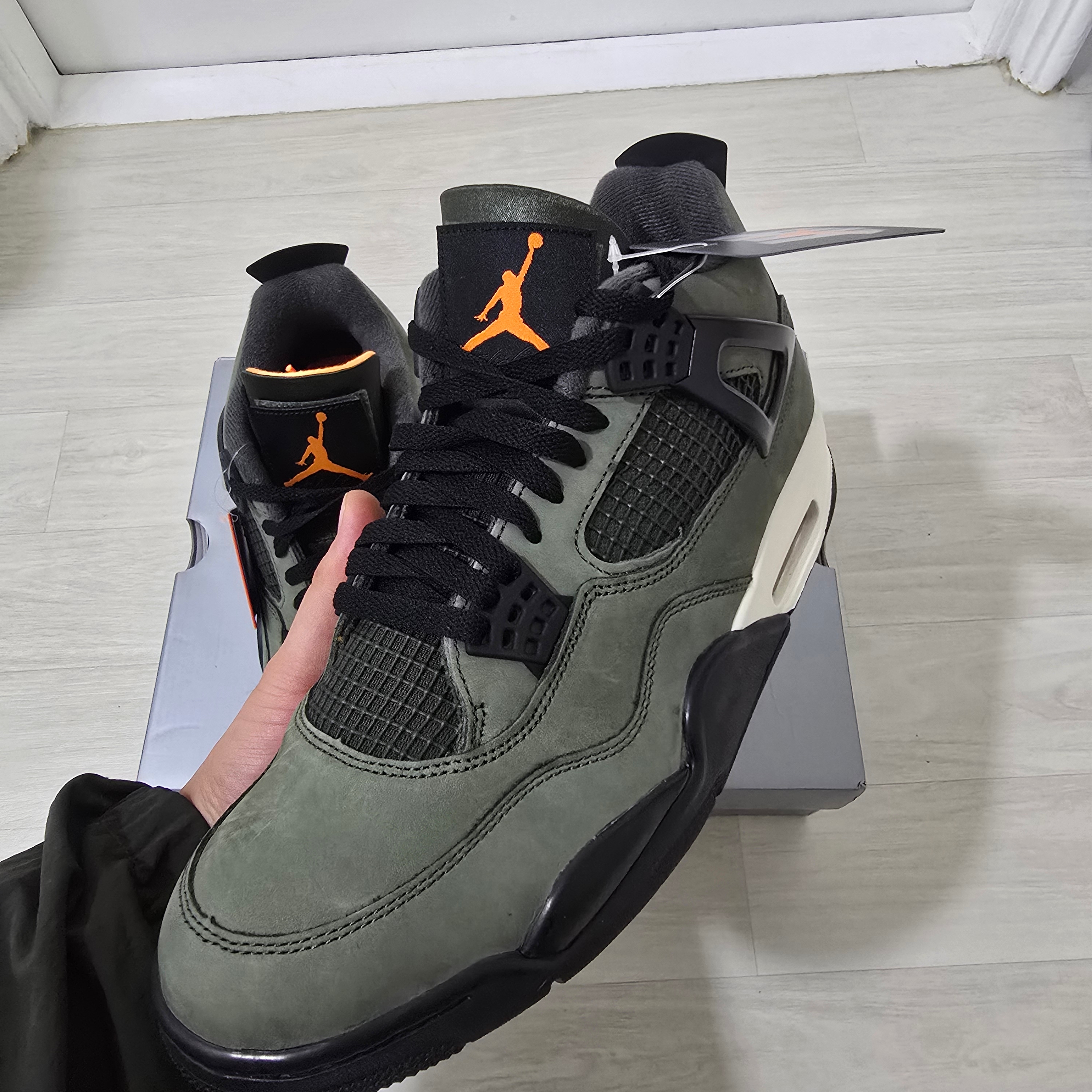 Jordan 4 x Undefeated Retro OG SP Deep Green and Clementine 착용 스타일 - 3