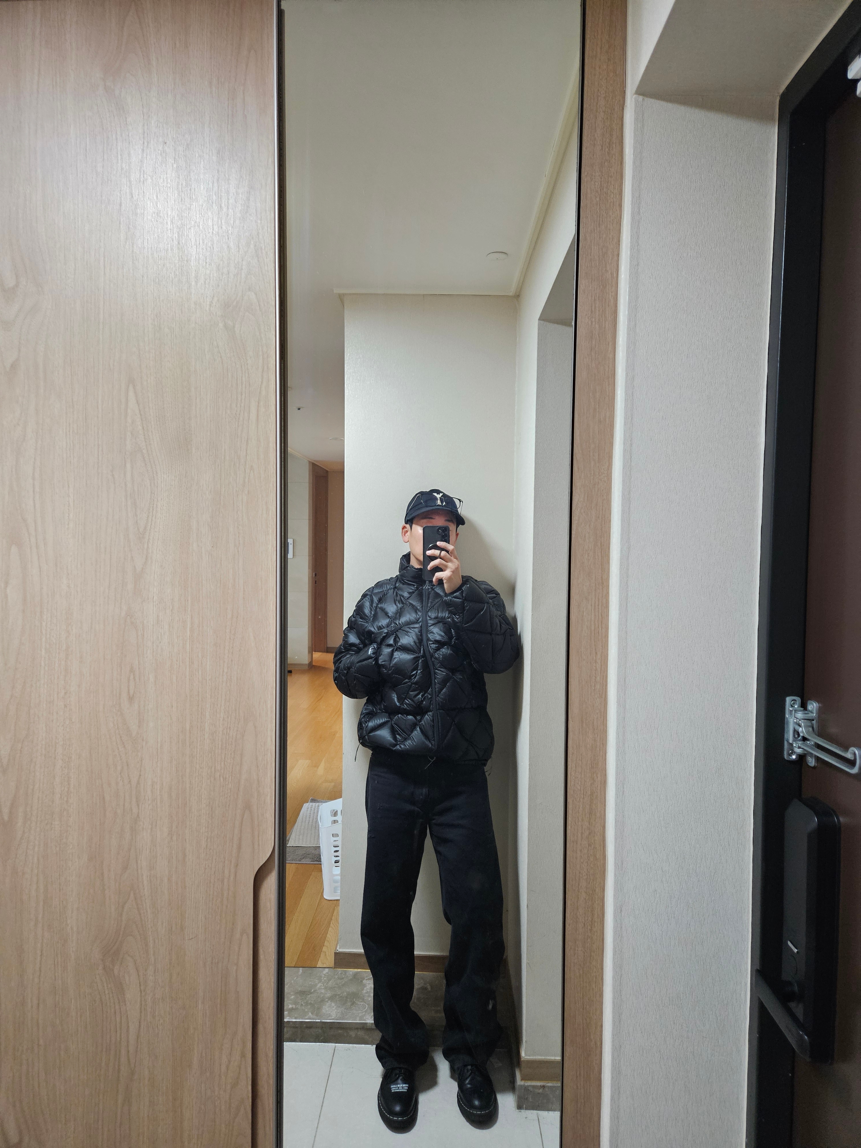 Dr. Martens x Neighborhood Smiths Smooth Leather Black, Roa Nuna 800 Fill Power Hooded Down Jacket Black 착용 스타일