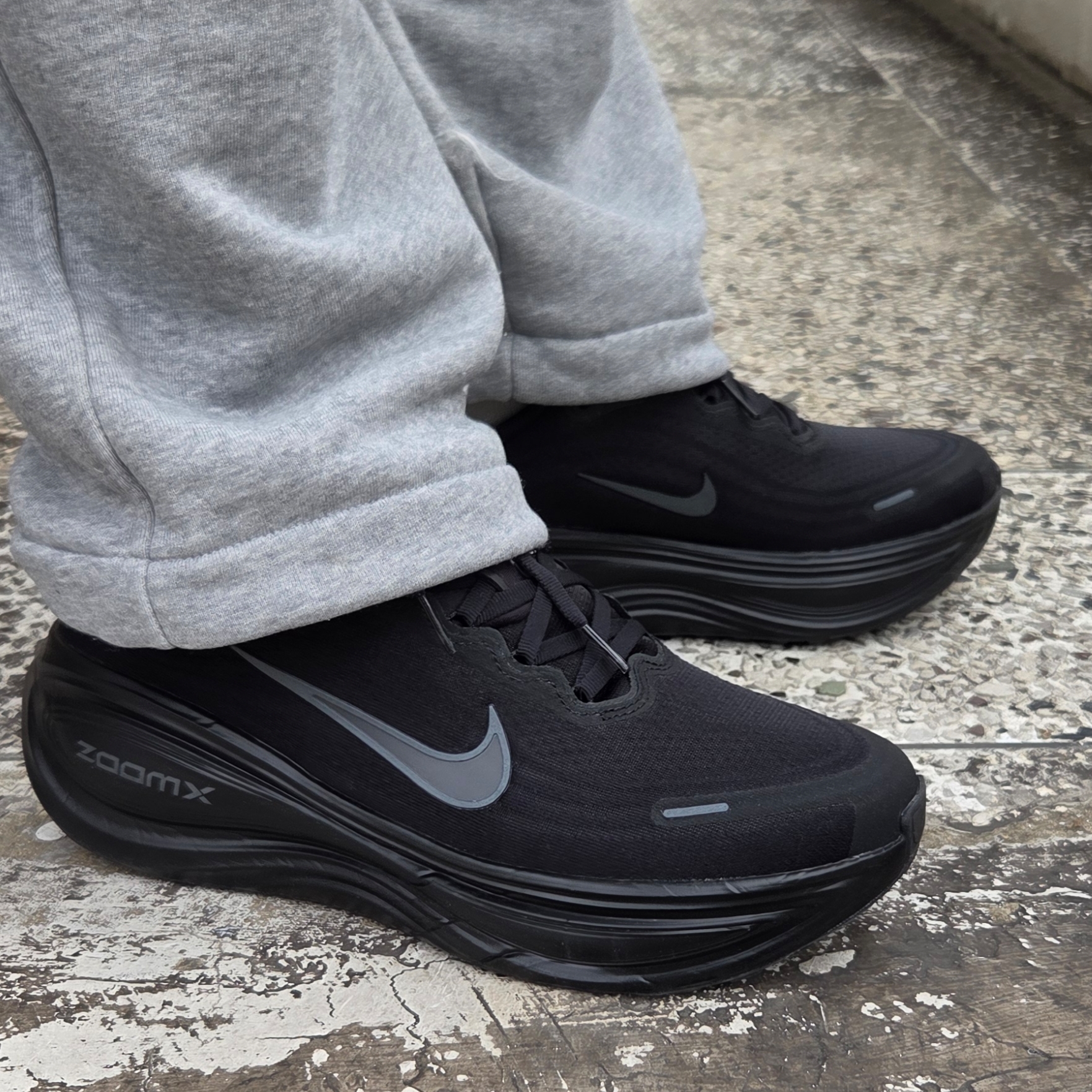 Nike Vomero Plus Black Metallic Dark Grey 착용 스타일 - 1
