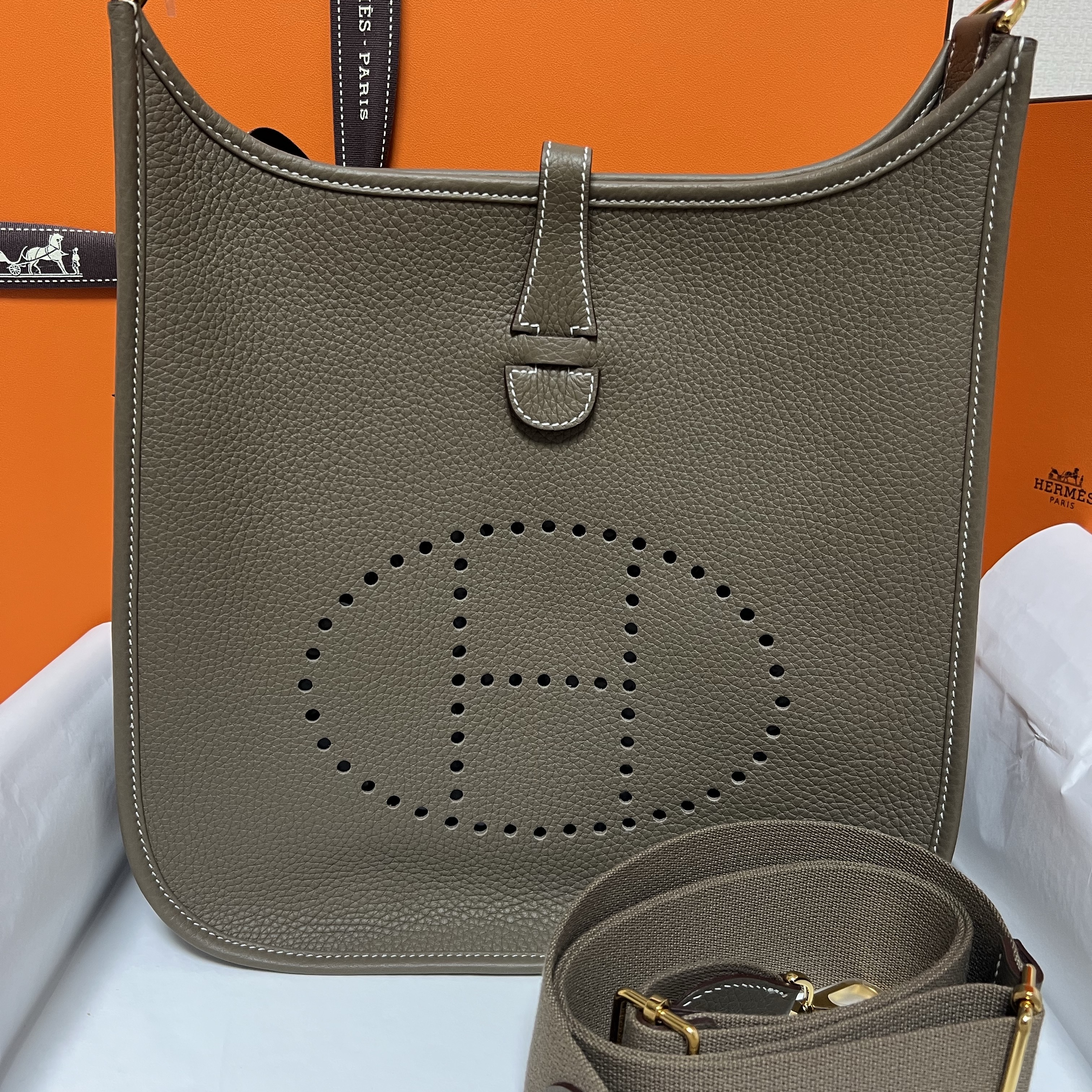 Hermes Evelyne III 29 Bag Clemence & Gold Etoupe 착용 스타일