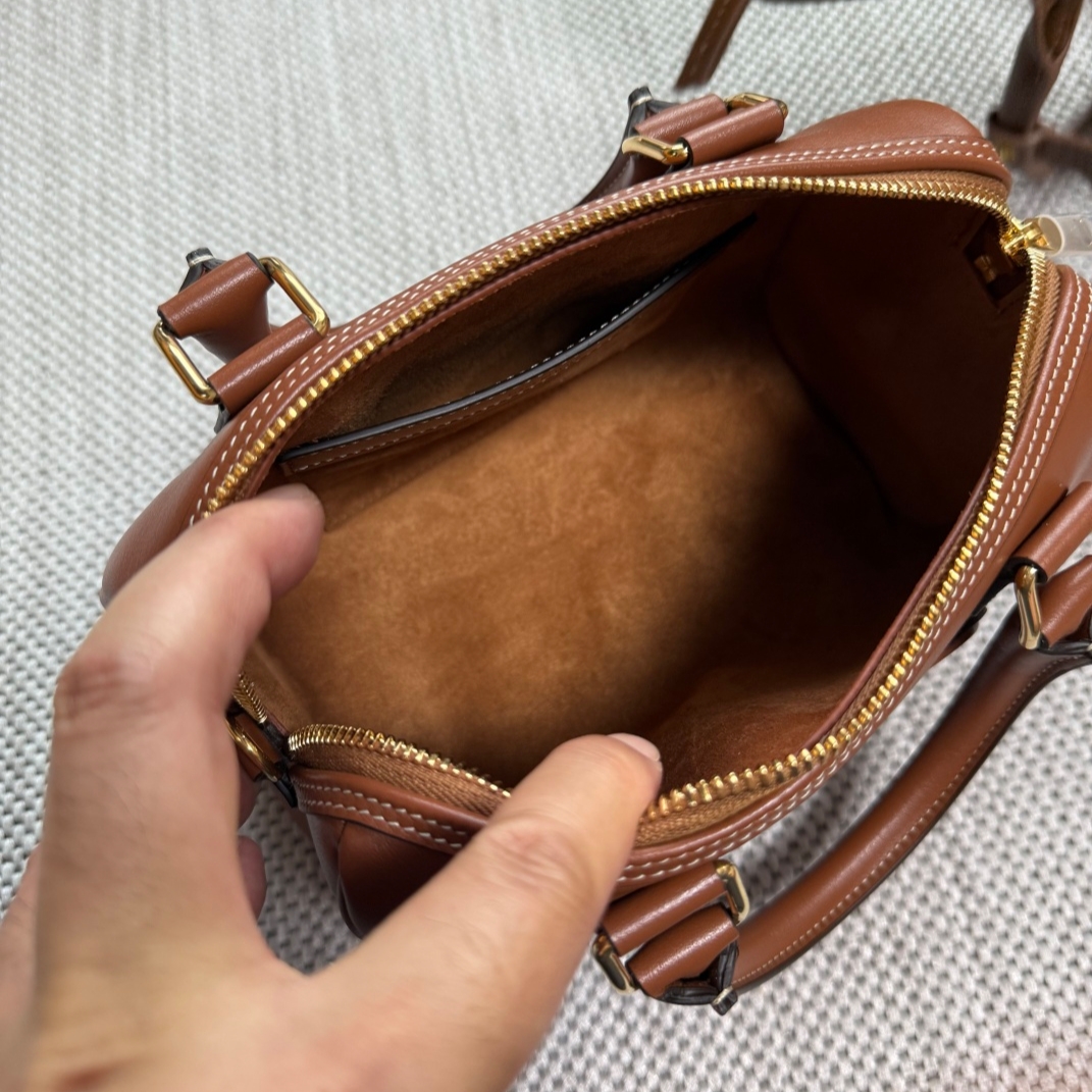 Celine Small Boston Cuir Triomphe in Smooth Calfskin Tan 착용 스타일 - 2