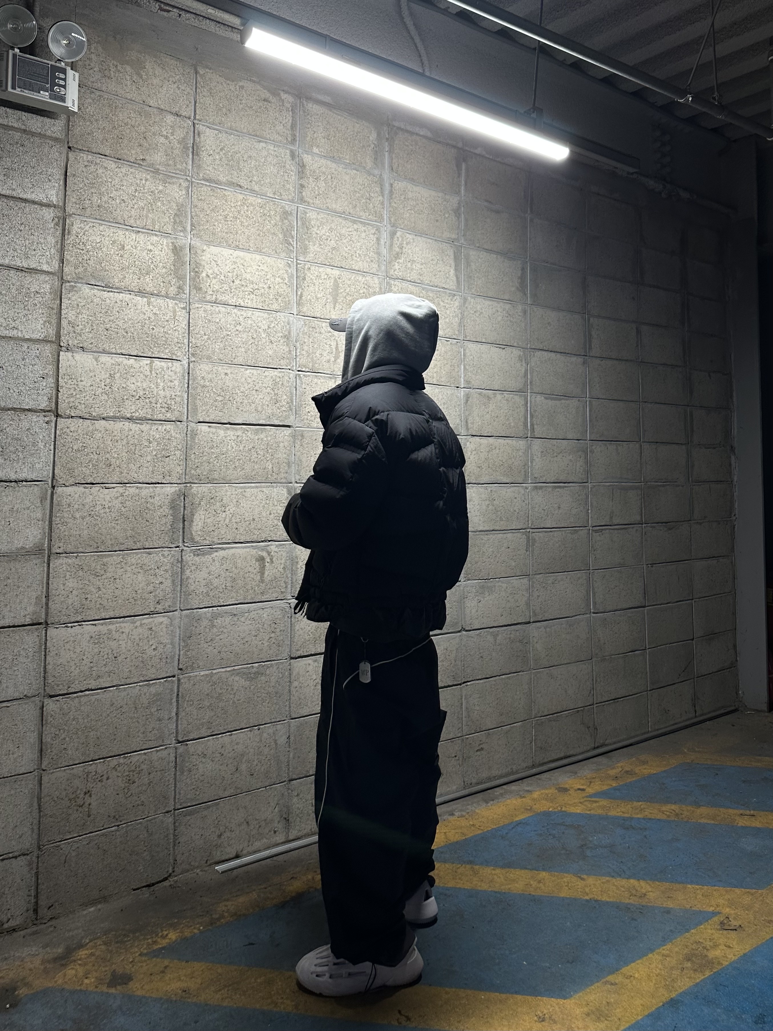 Adidas Lightblaze Moc Core Black Carbon, Wapworks Wp Military Shirring Crop Crewneck Navy 착용 스타일 - 4