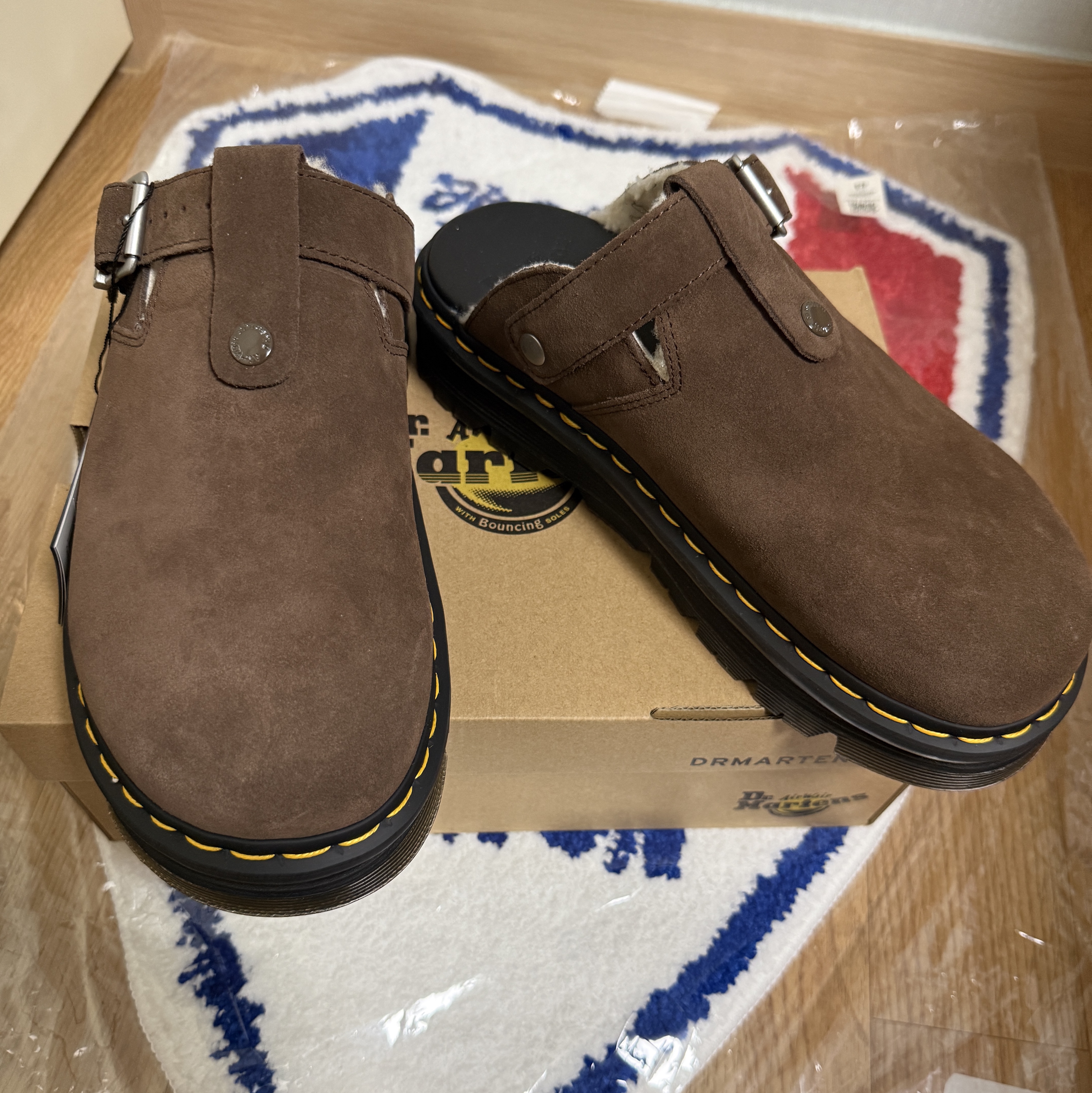 Dr. Martens Zebzag Suede Slingback Platform Mule Dark Brown - 24FW 착용 스타일 - 1