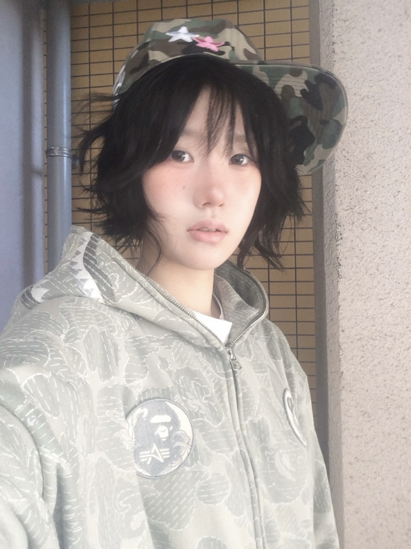 BAPE x Alpha Industries Shark Full Zip Hoodie Olive Drab 착용 스타일 - 2