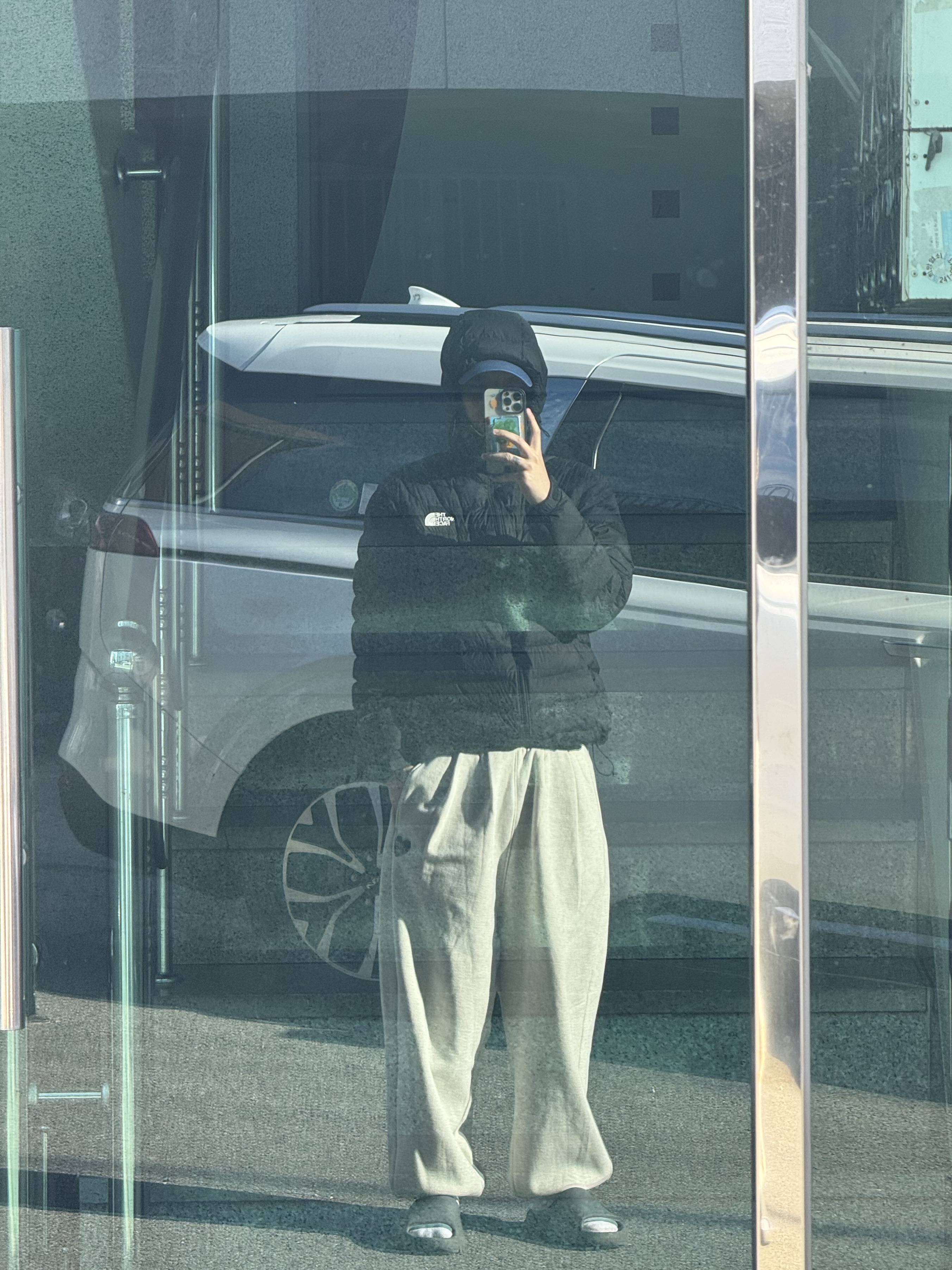 The North Face Volt RDS Down Hoodie Black, Adidas Yeezy Slide Slate Grey 착용 스타일 - 2