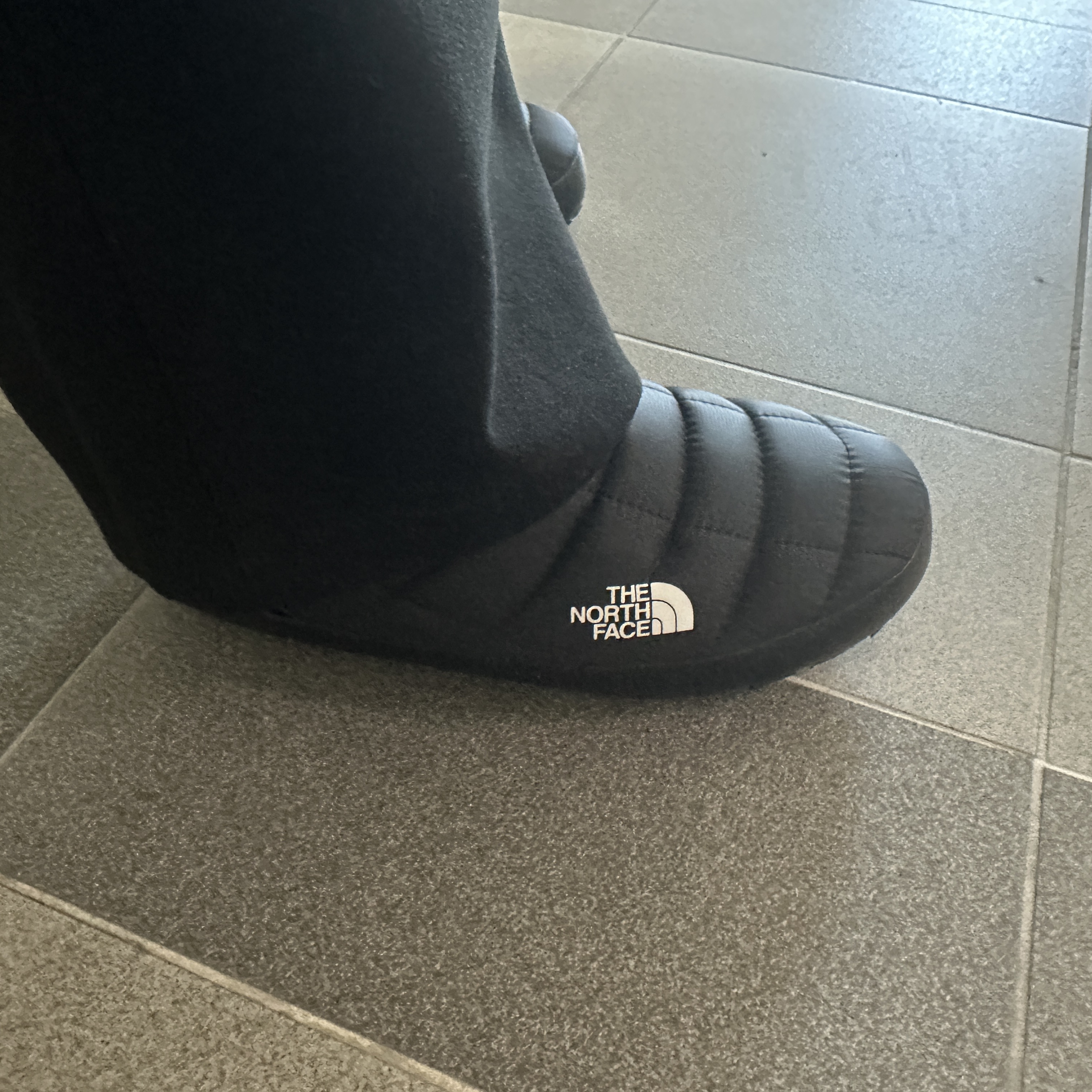 (W) The North Face Thermoball Traction Mule V Black 착용 스타일