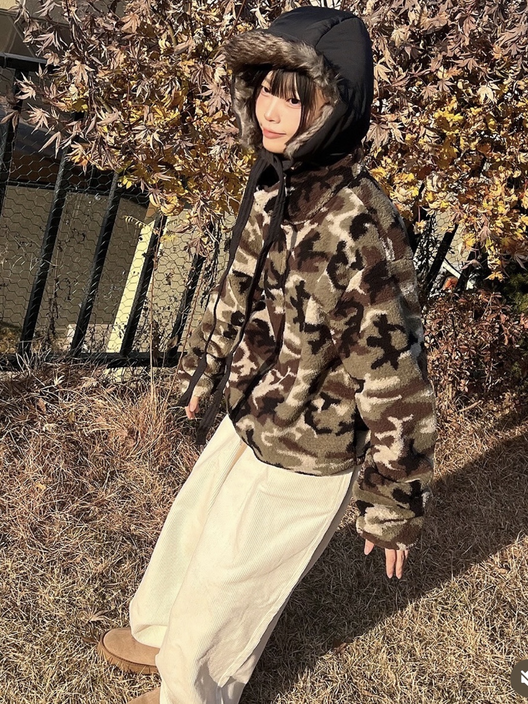 (W) UGG Classic Ultra Mini Platform Boots Chestnut 착용 스타일 - 1