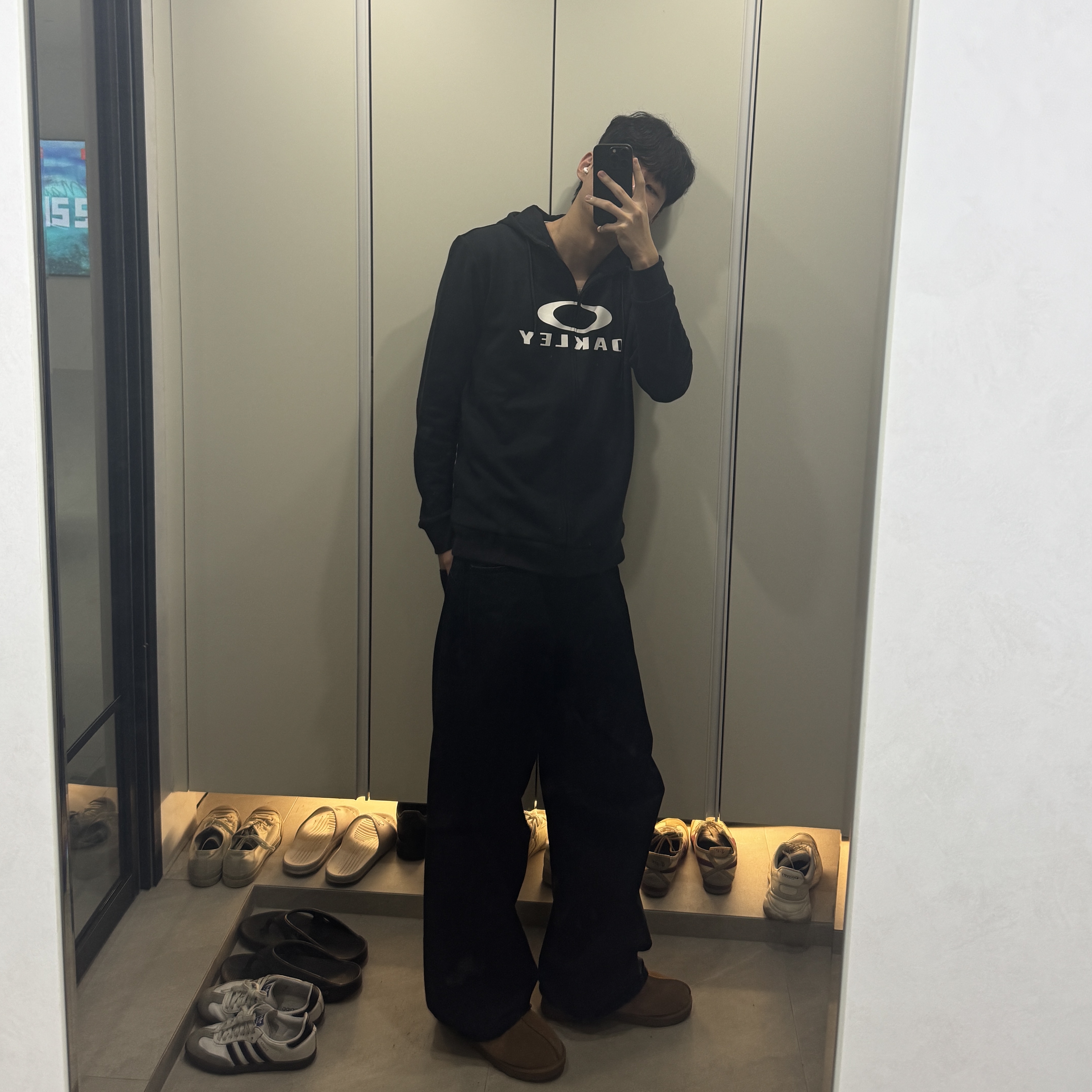 Oakley Bark FZ Hoodie 2.0 Black White 착용 스타일