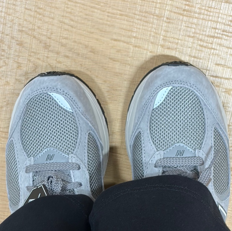 New Balance 2002R Grey 착용 스타일