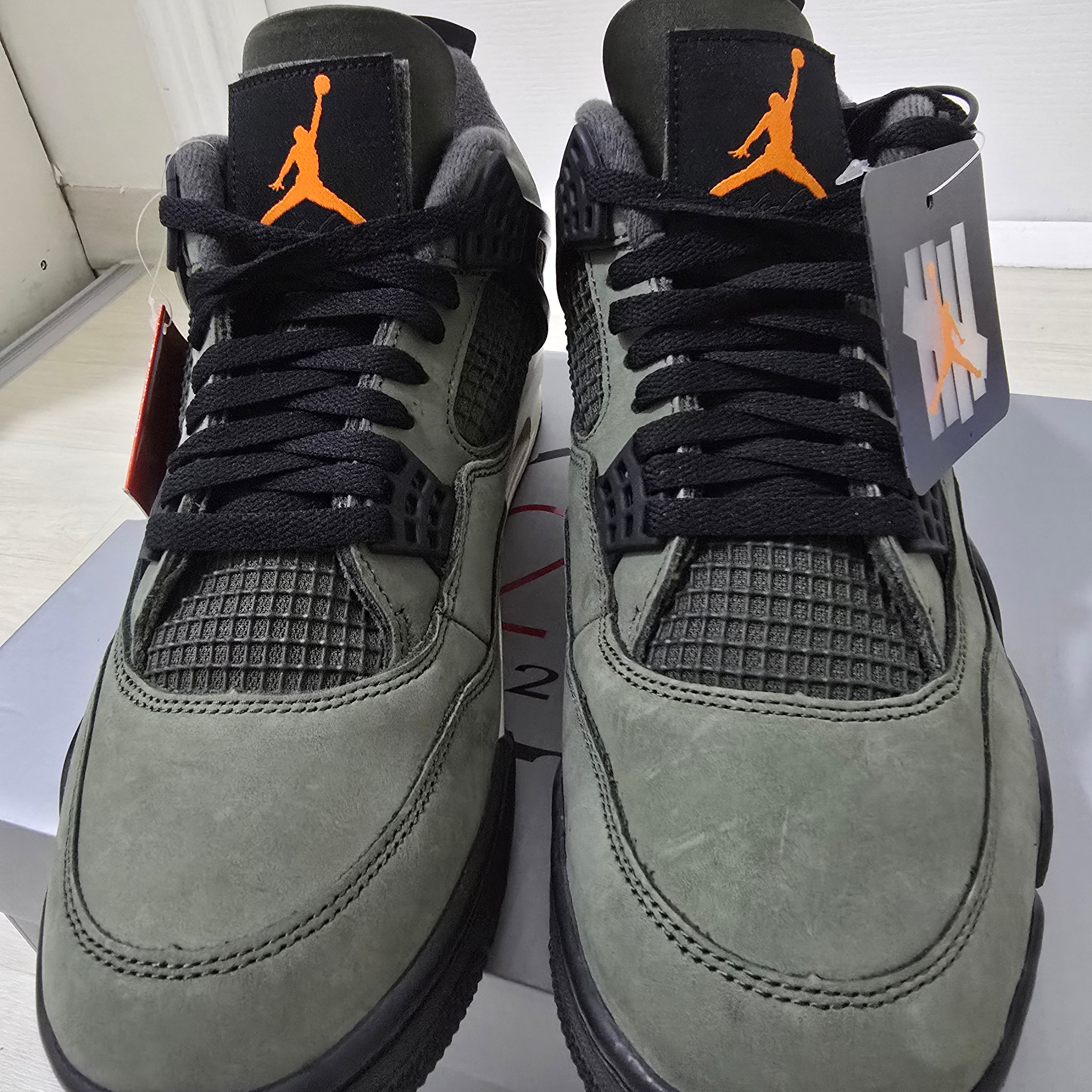 Jordan 4 x Undefeated Retro OG SP Deep Green and Clementine 착용 스타일 - 2