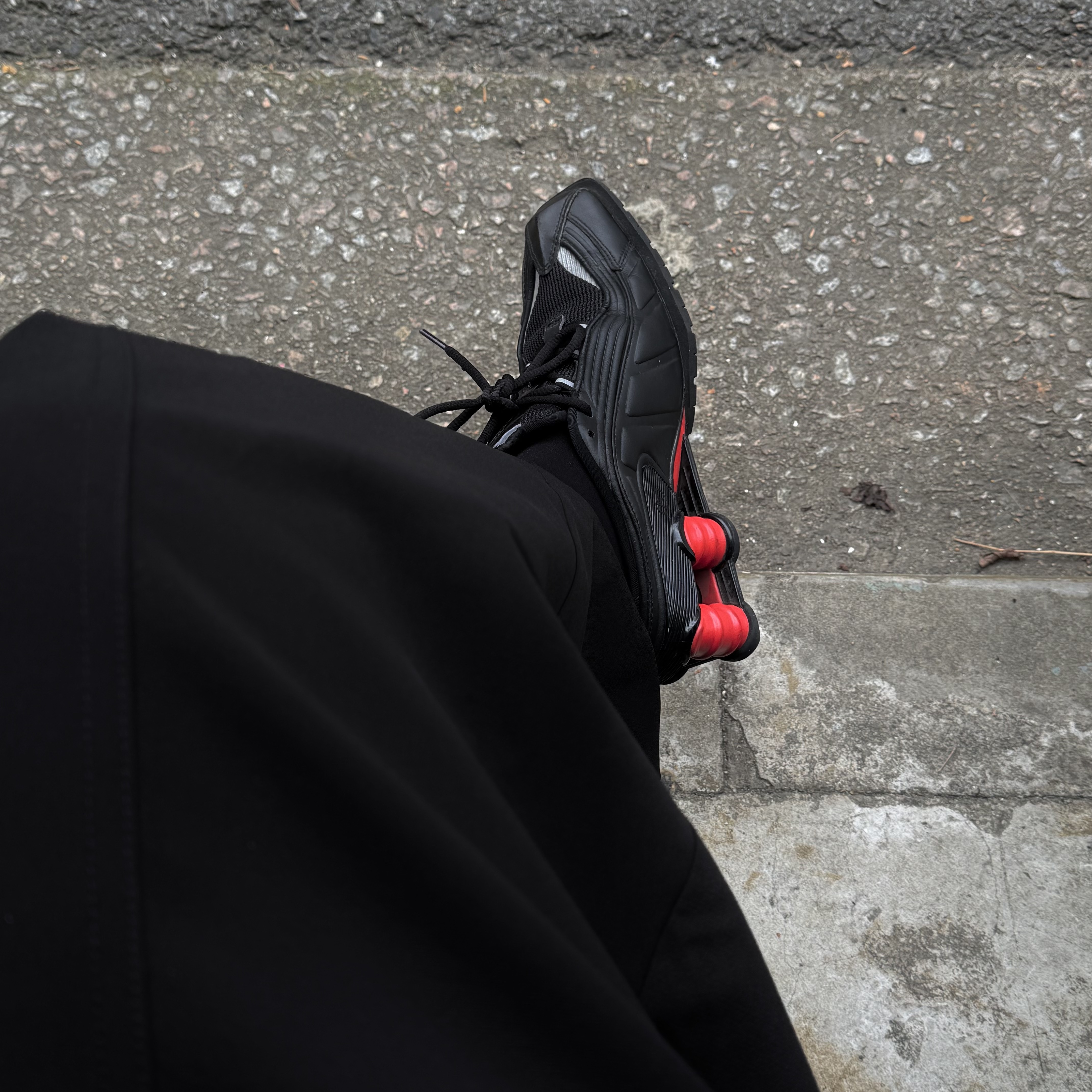 Comme des Garcons Girl Paint Bag Black, Nike x Martine Rose Shox MR4 Black 착용 스타일 - 3