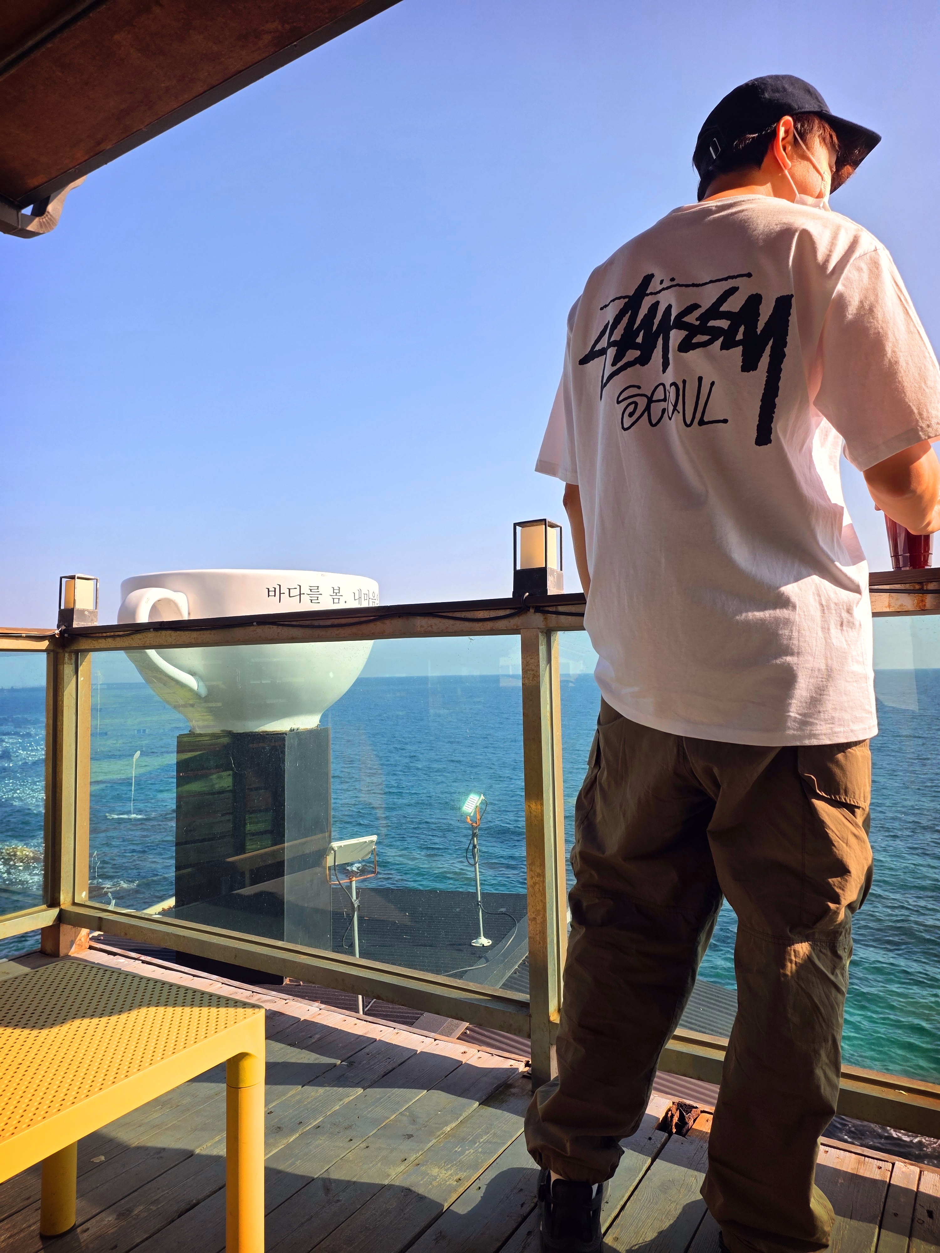Stussy Stock Seoul T-Shirt White, Mizuno Racer Trail SE Black 착용 스타일