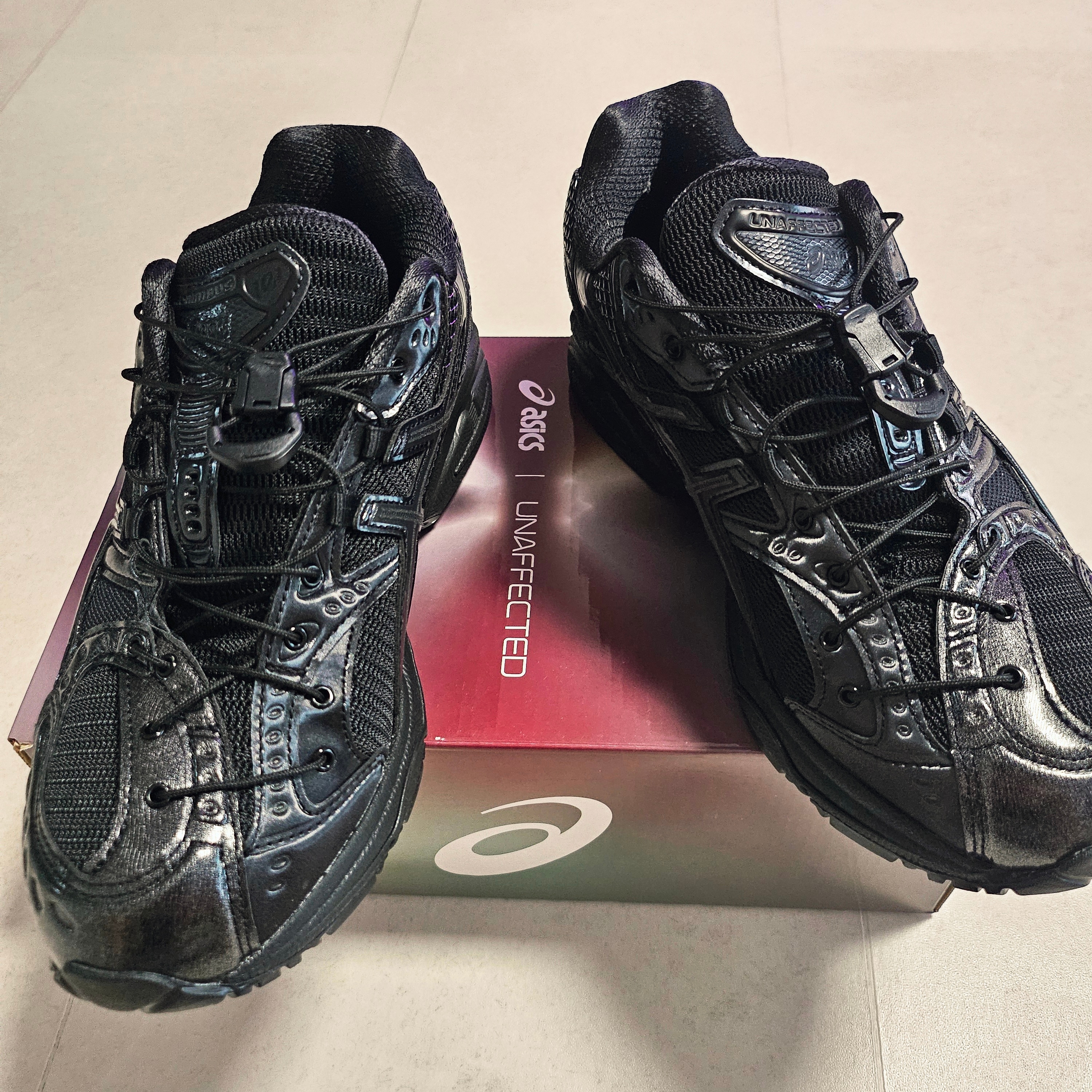 Asics x Unaffected Gel-Nimbus 10.1 Black Black 착용 스타일