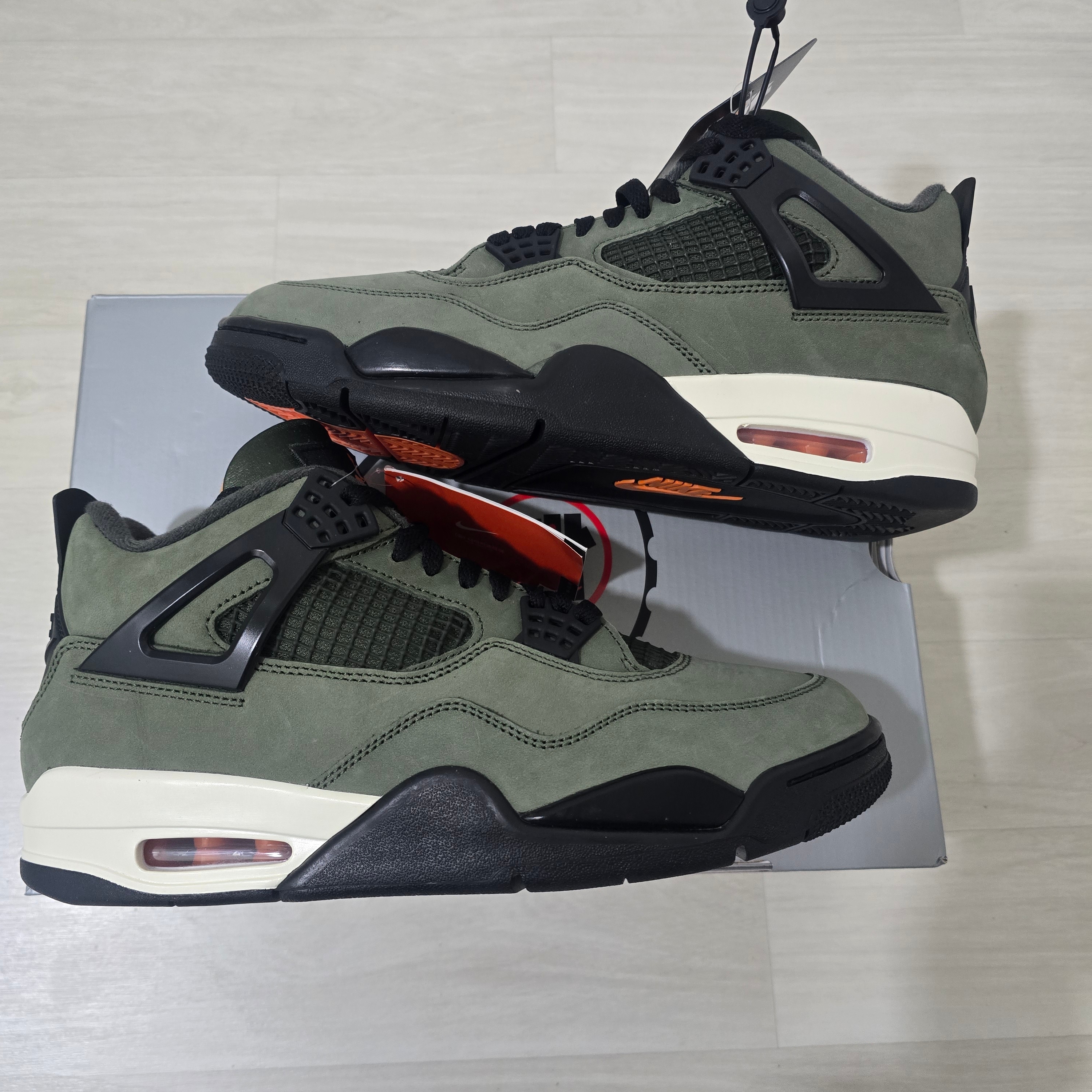 Jordan 4 x Undefeated Retro OG SP Deep Green and Clementine 착용 스타일 - 1