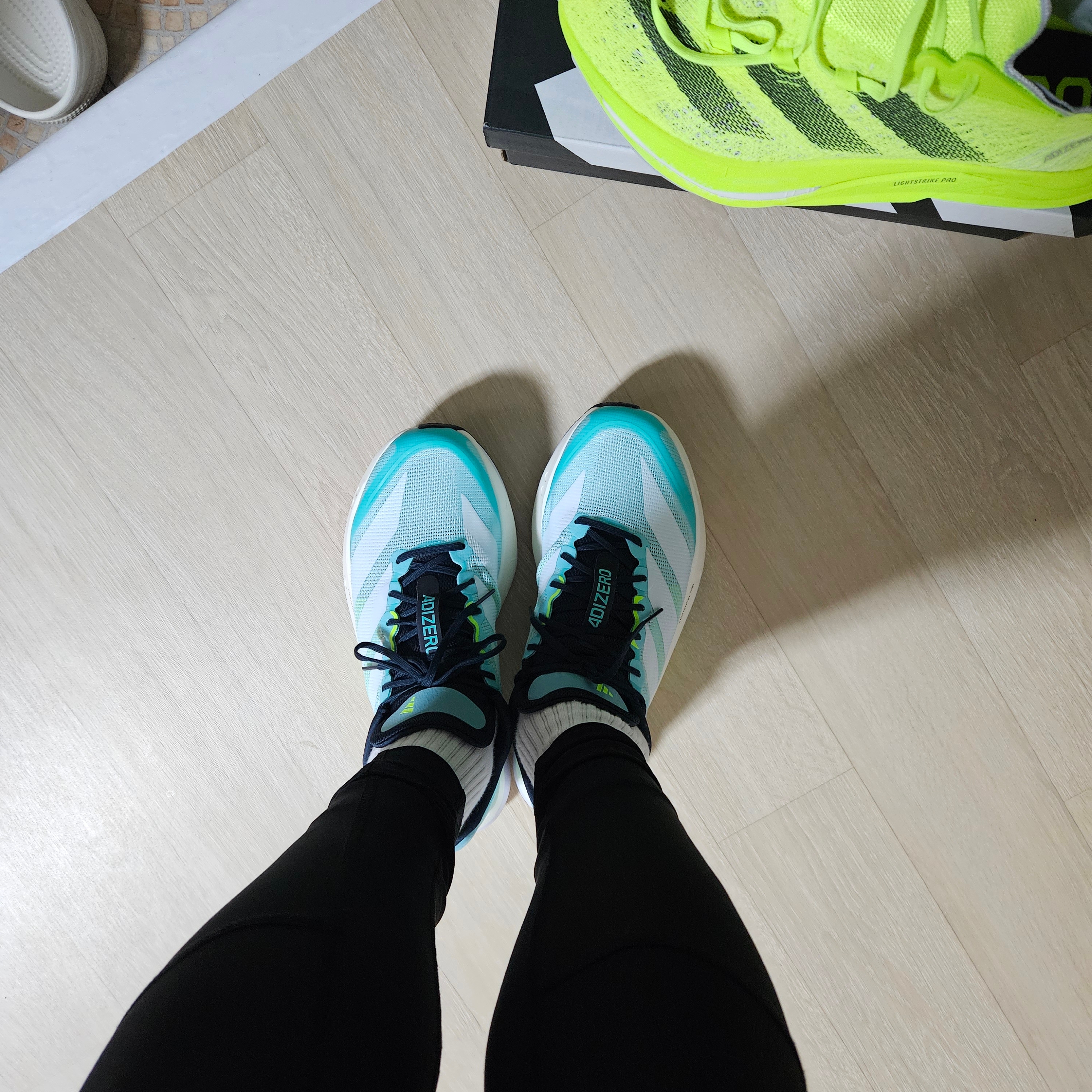 Adidas Adizero Boston 13 Flash Aqua Cloud White 착용 스타일