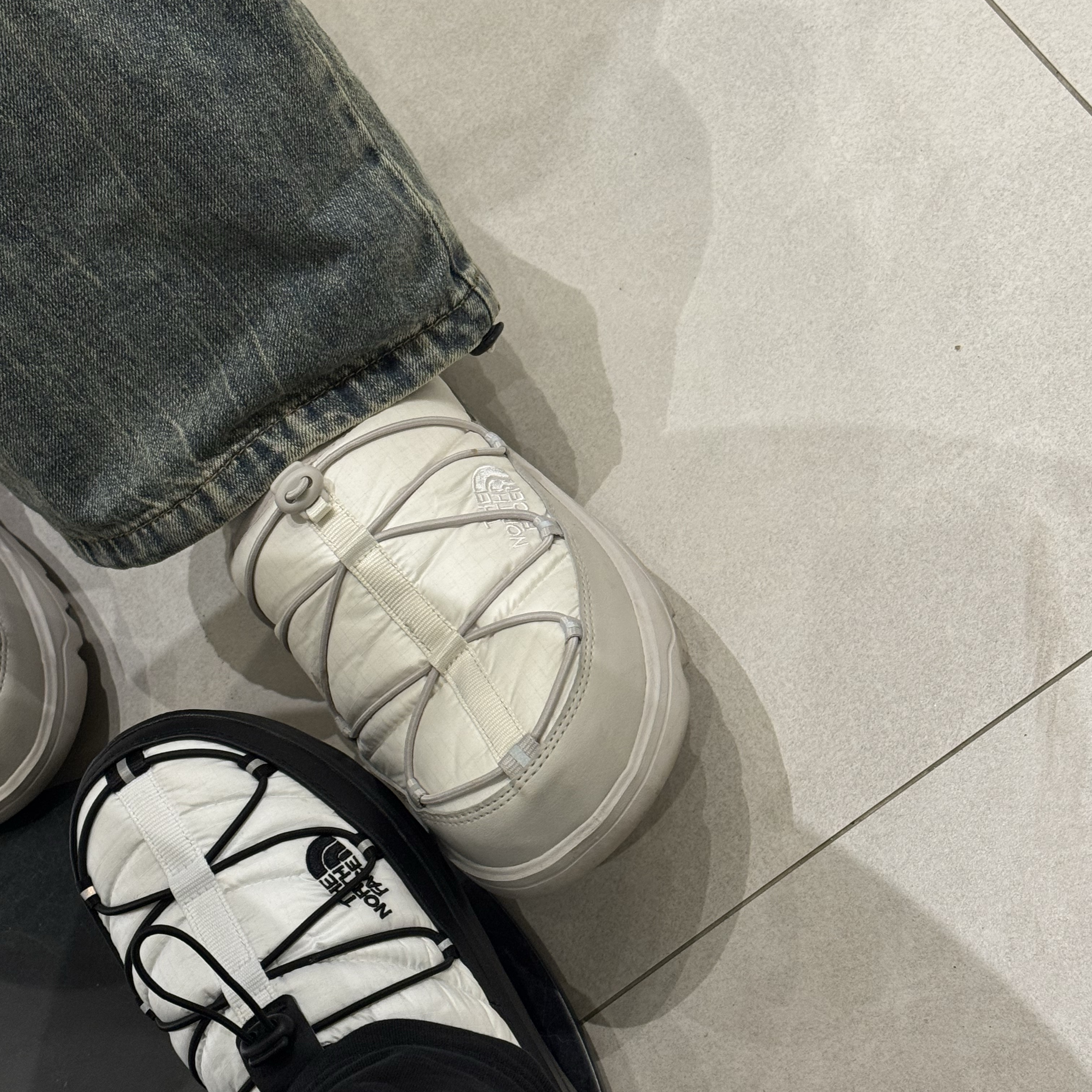 The North Face Borealis Mule White 착용 스타일 - 2