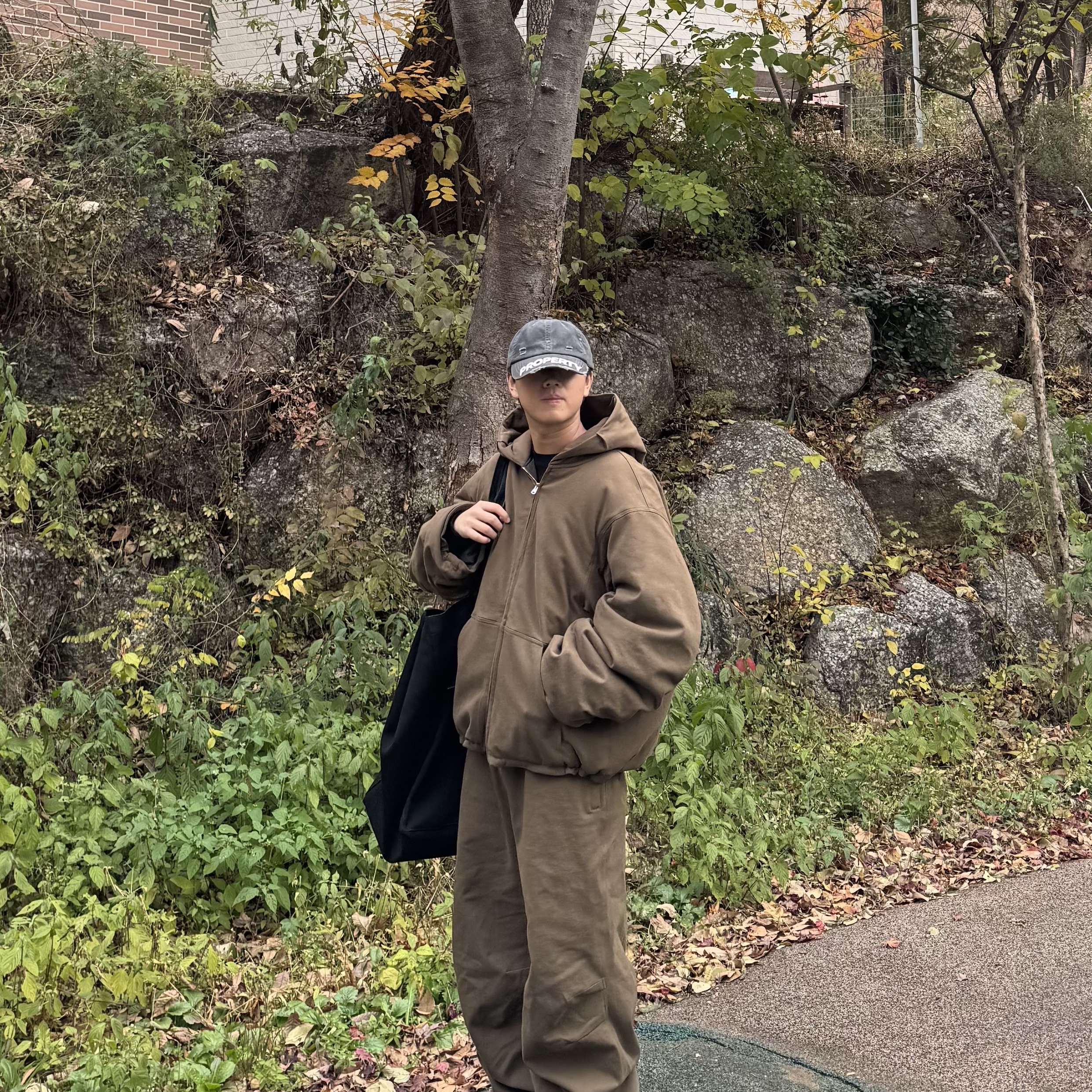 Nonnod Moleskin Shirring Bomber Khaki Brown, Nonnod Moleskin Track Pants Khaki Brown 착용 스타일 - 4