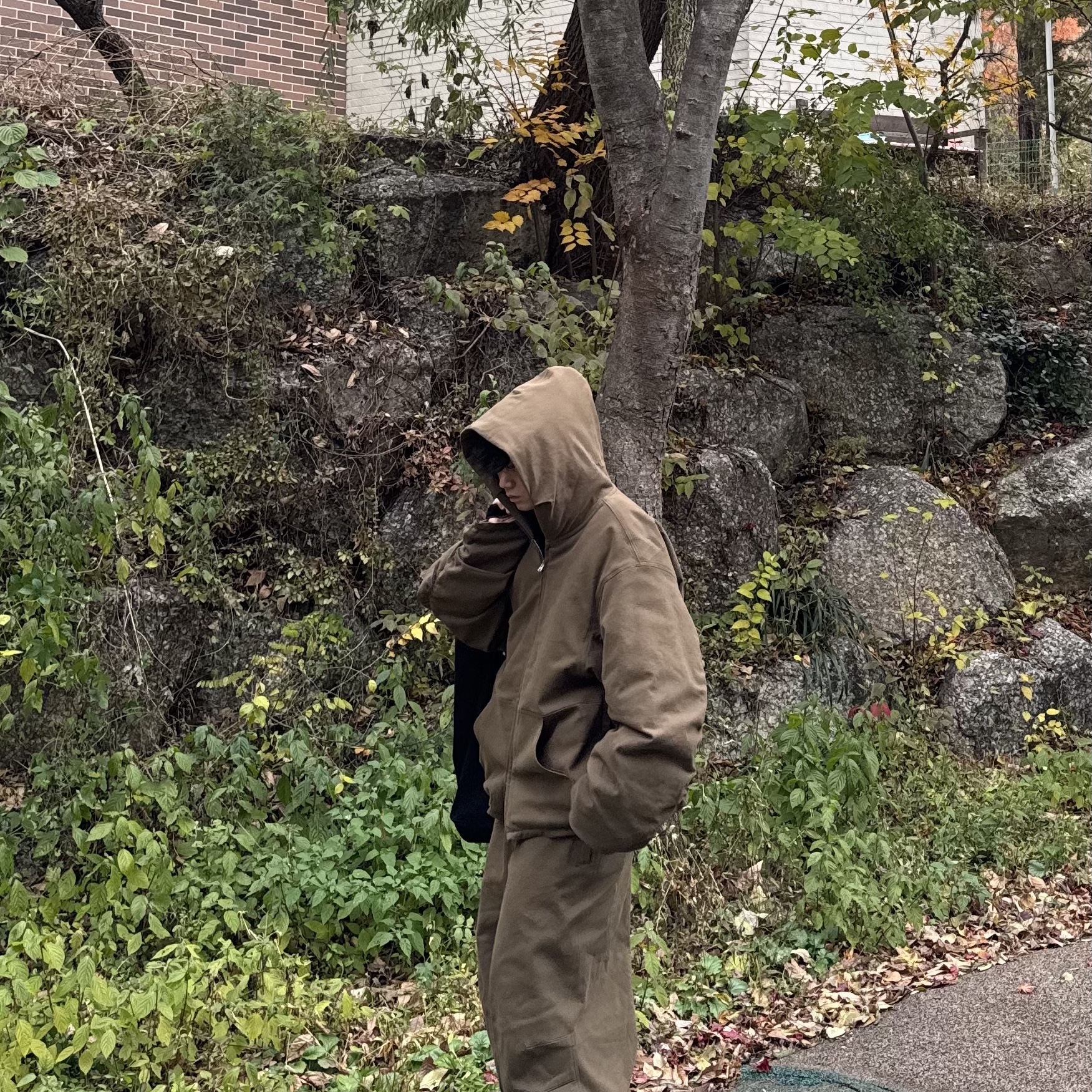 Nonnod Moleskin Shirring Bomber Khaki Brown, Nonnod Moleskin Track Pants Khaki Brown 착용 스타일 - 7