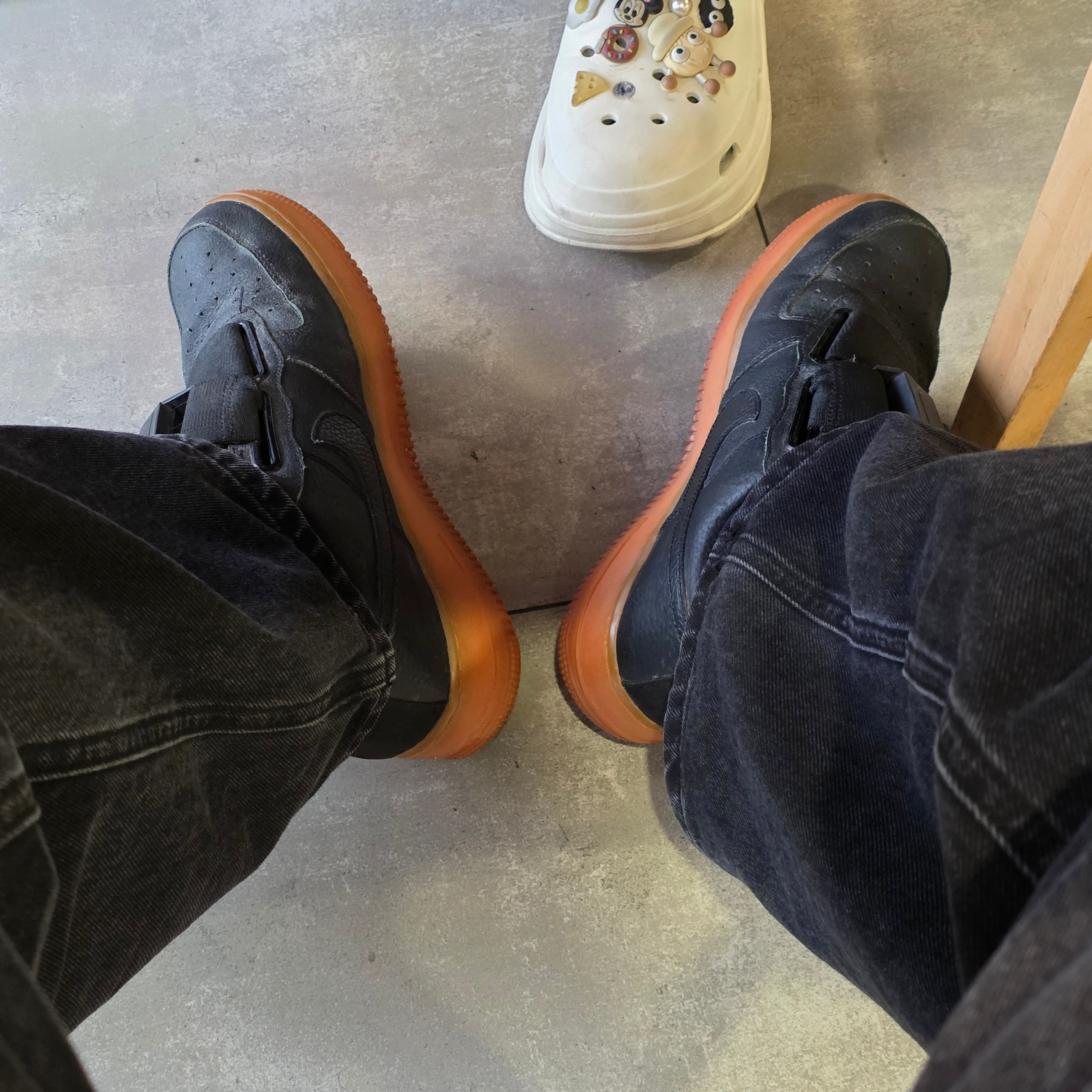 Nike Air Force 1 Utility Black Gum 착용 스타일