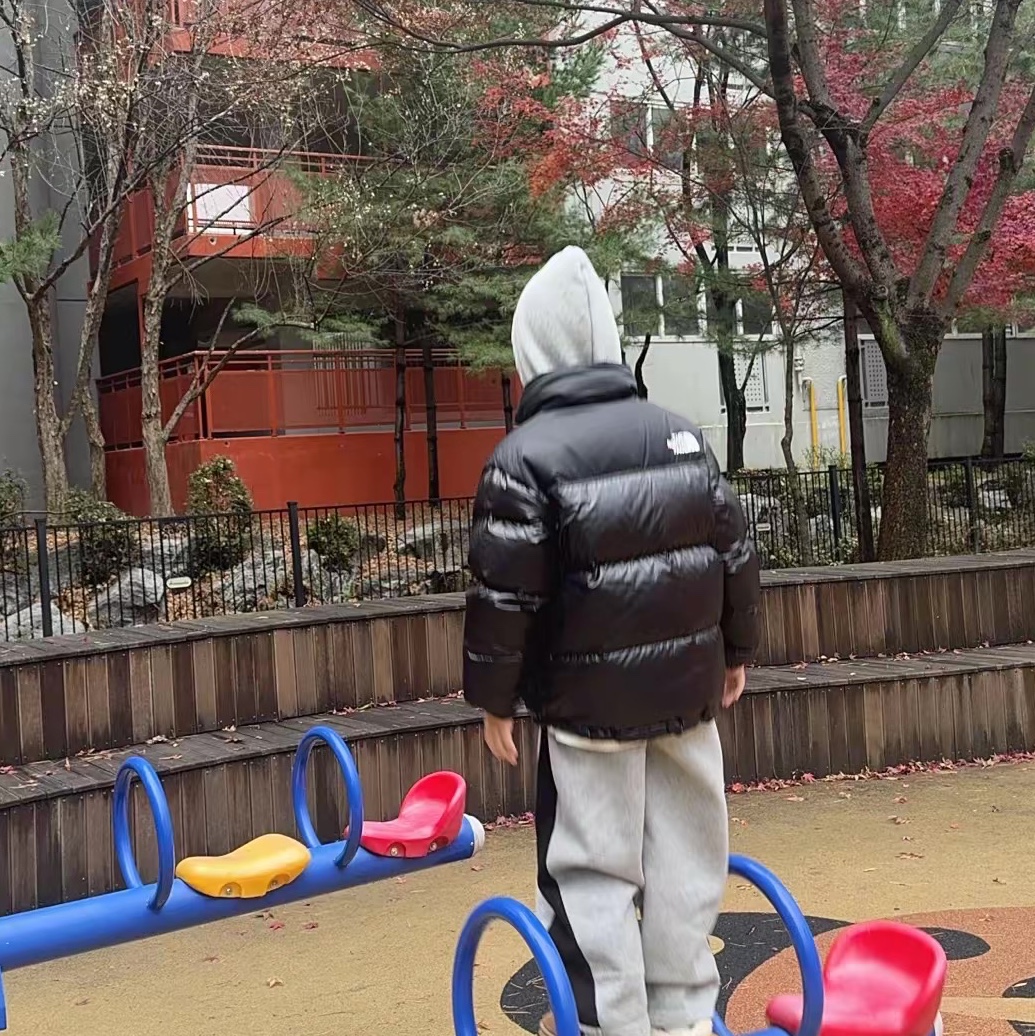 (Kids) The North Face 1996 Eco Nuptse Down Jacket Real Black 착용 스타일 - 3