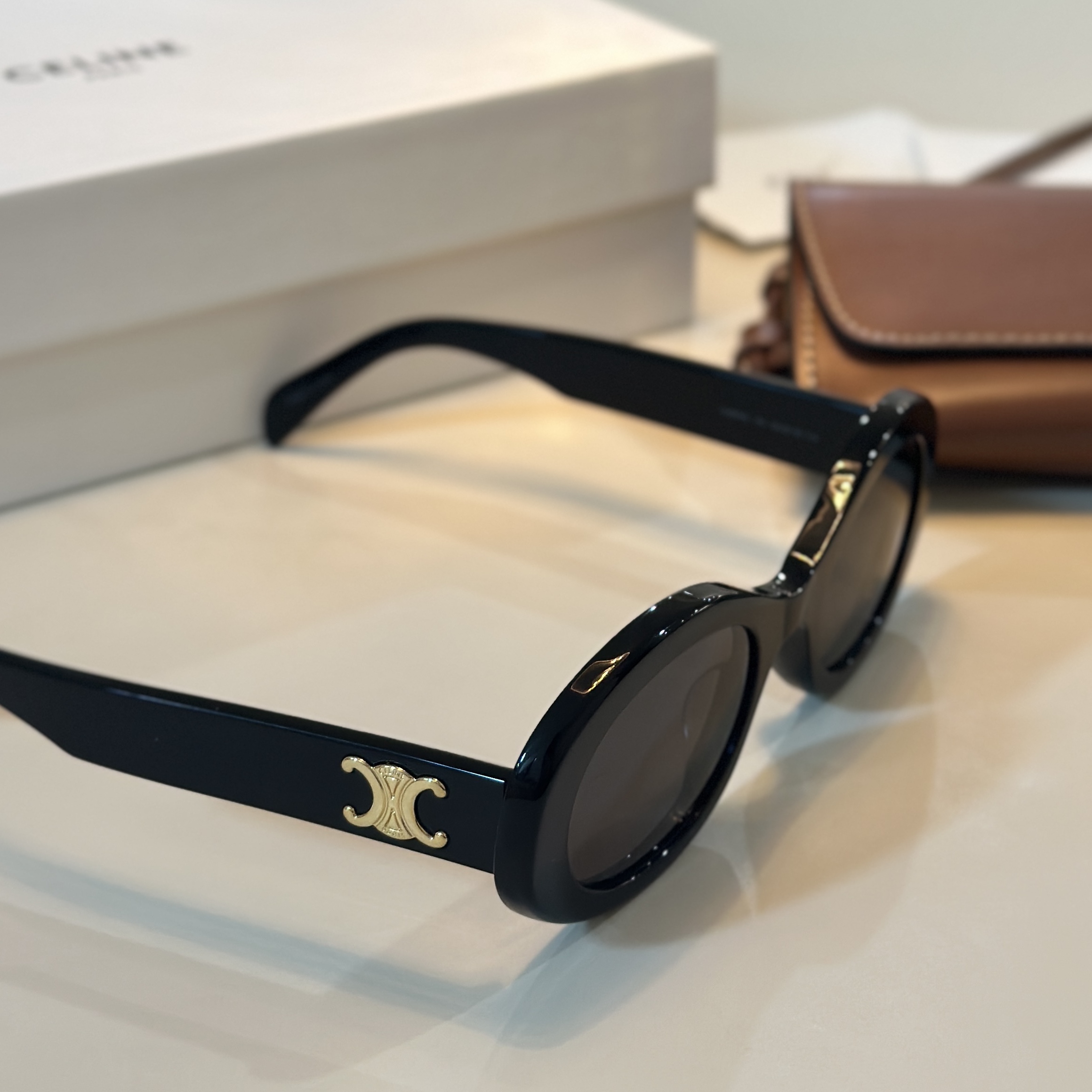 (W) Celine Triomphe 01 Sunglasses in Acetate Black 착용 스타일 - 2