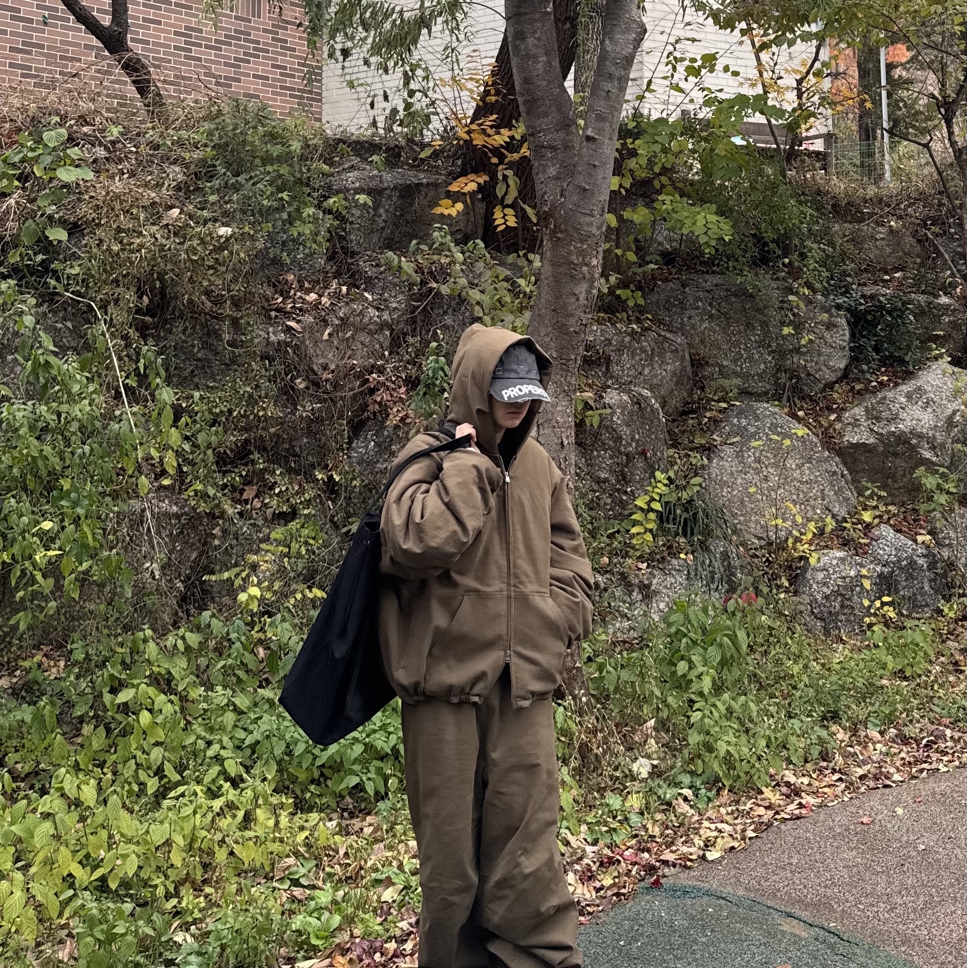 Nonnod Moleskin Shirring Bomber Khaki Brown, Nonnod Moleskin Track Pants Khaki Brown 착용 스타일 - 5