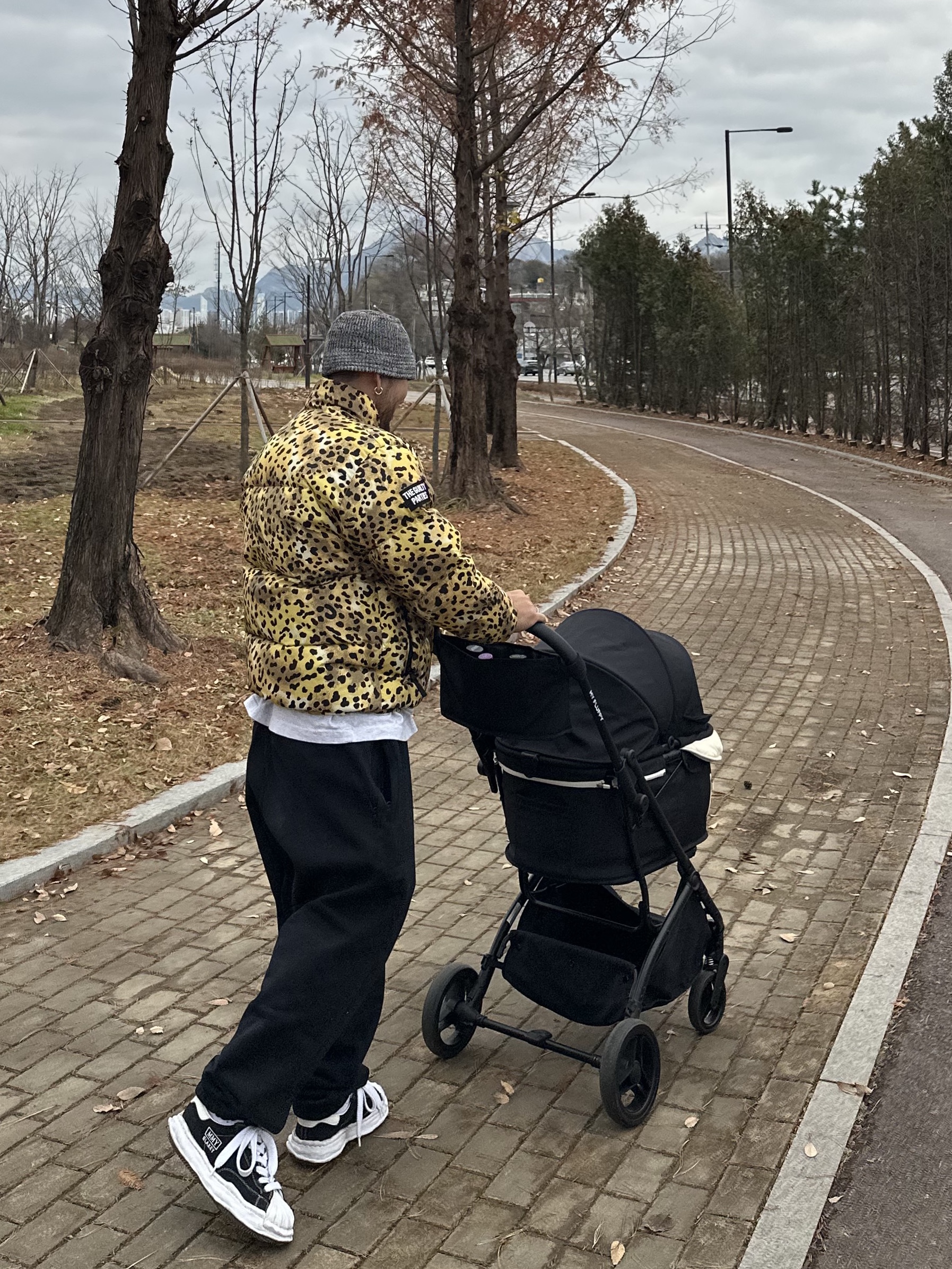 Stussy Mixed Yarn Knit Bucket Hat Black, Nike NRG Solo Swoosh Fleece Pants Black - US/EU 착용 스타일 - 4
