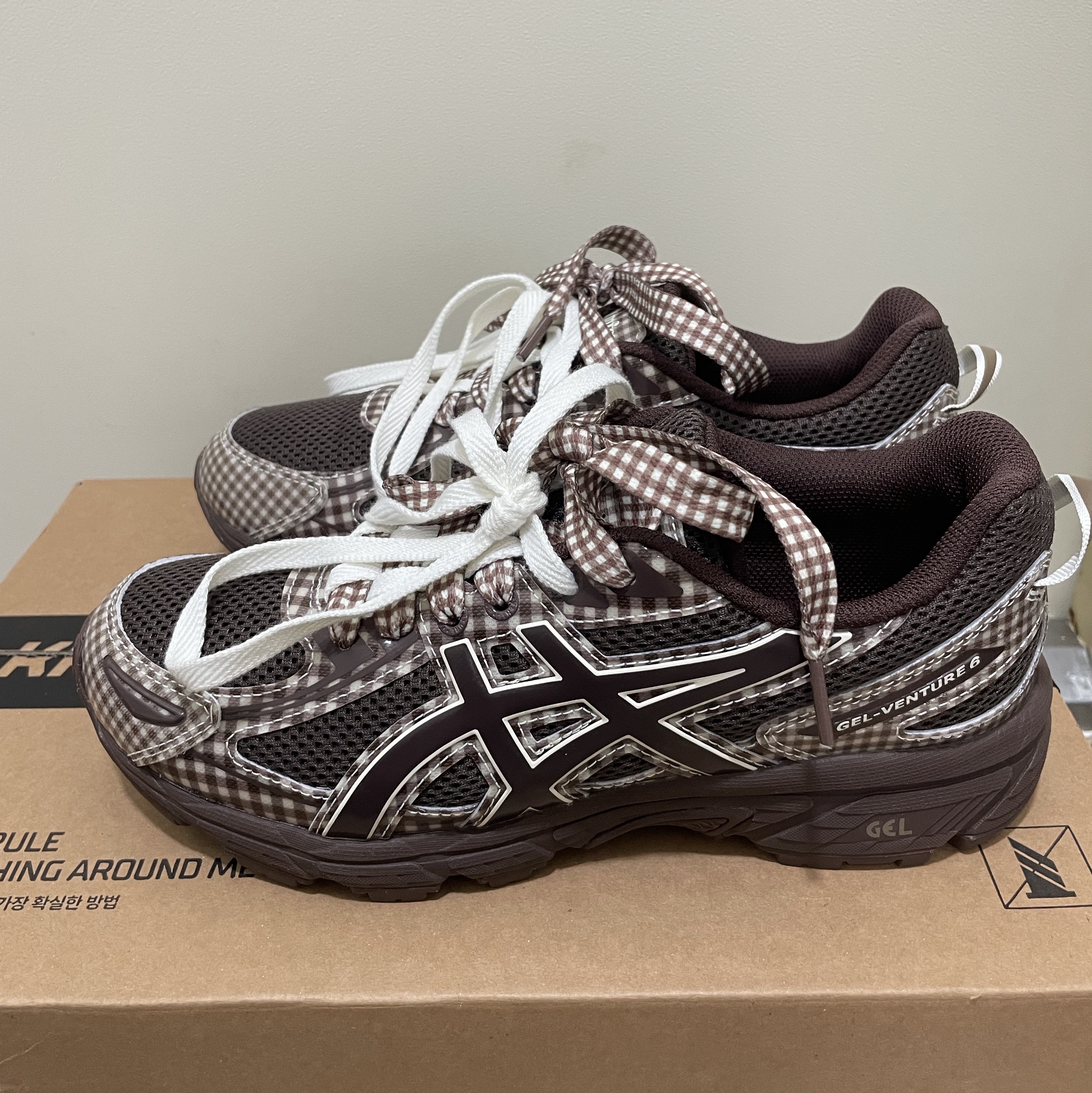Asics x Story mfg. Gel-Venture 6 Reddish Brown 착용 스타일