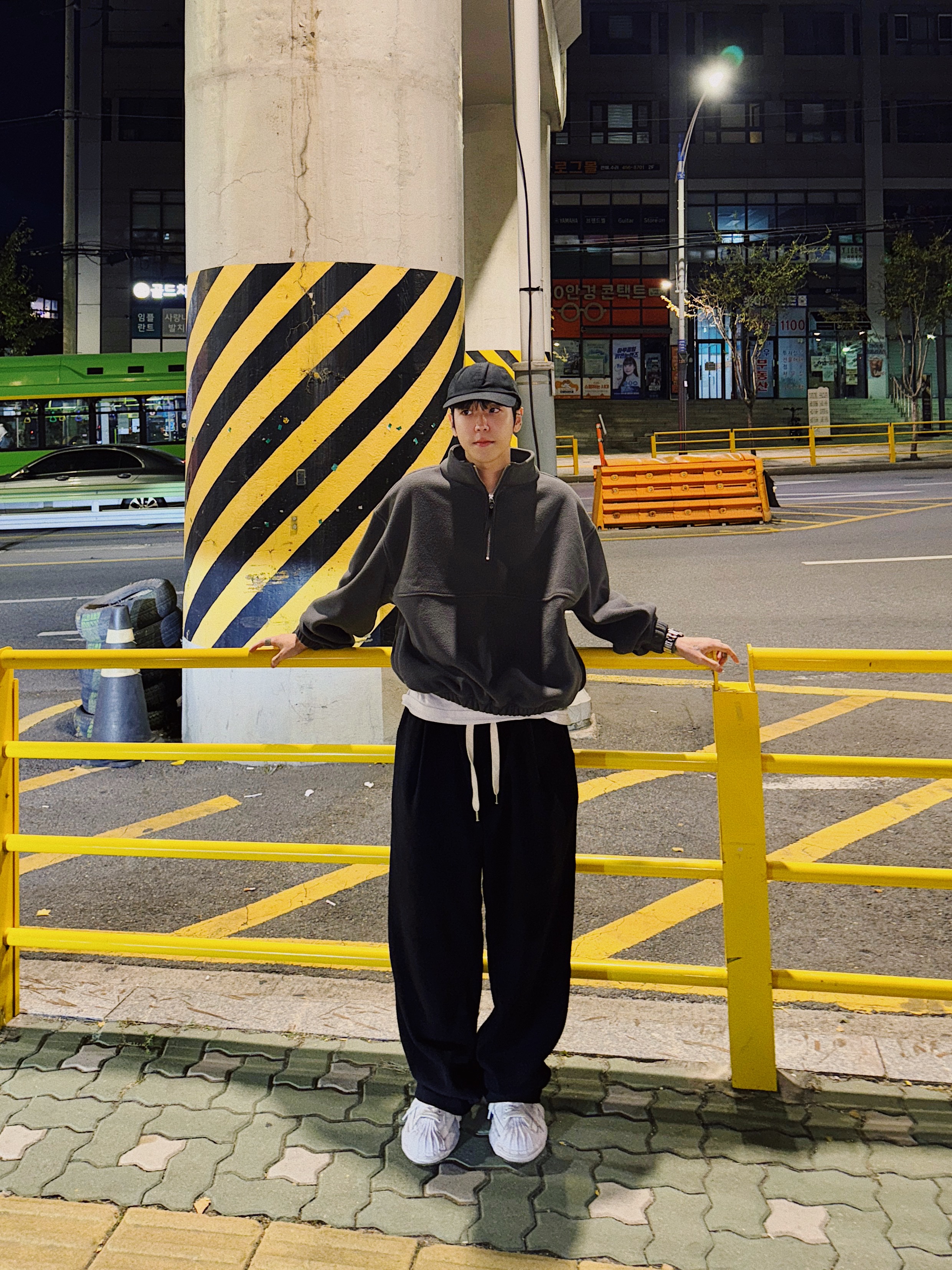 Helinox x Post Archive Faction (PAF) 15th Anniversary Technical Cap Right Black, Maison Mihara Yasuhiro Blakey OG Sole Canvas Low-top Sneakers White 착용 스타일 - 3
