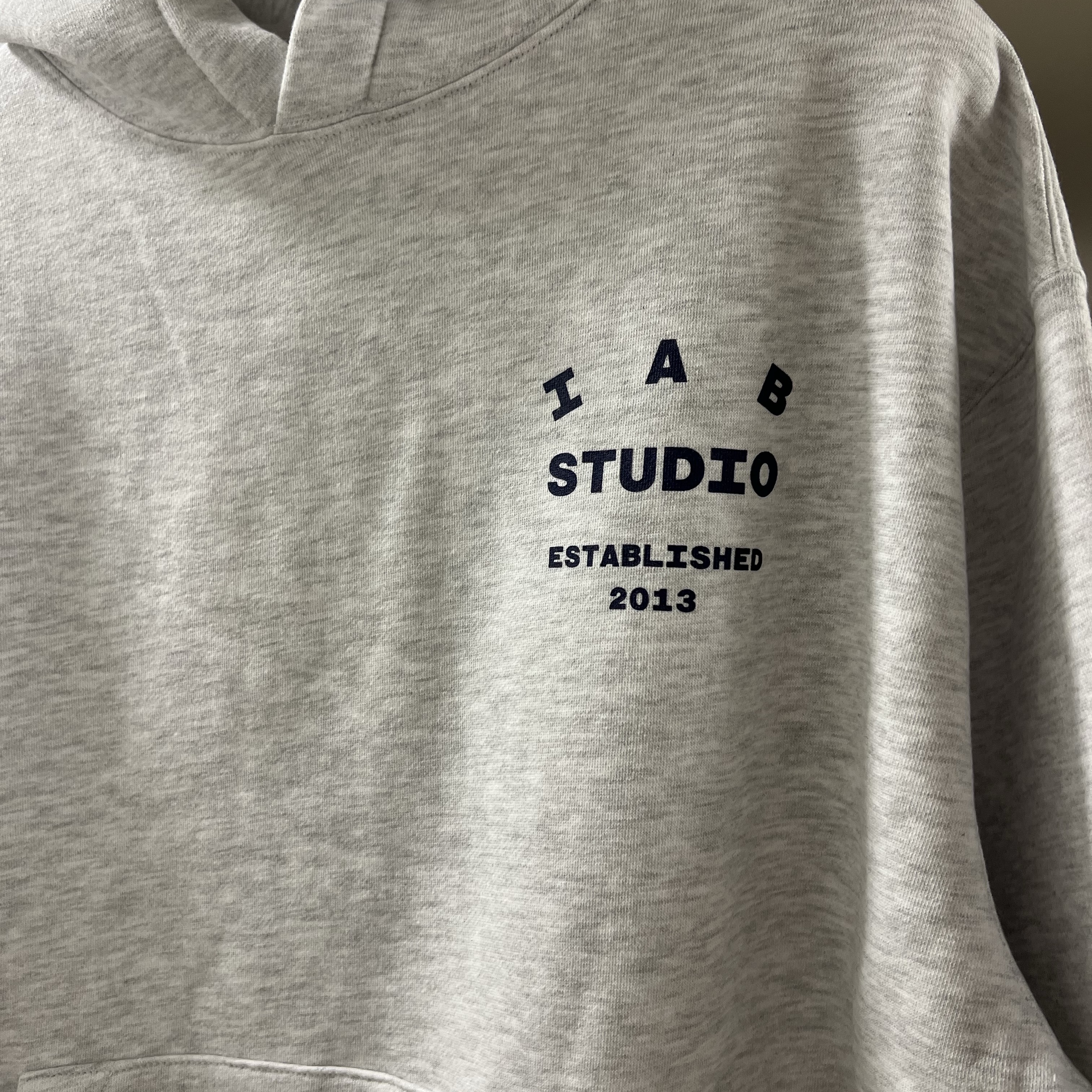 IAB Studio 25 Hoodie Light Gray Navy 착용 스타일 - 1