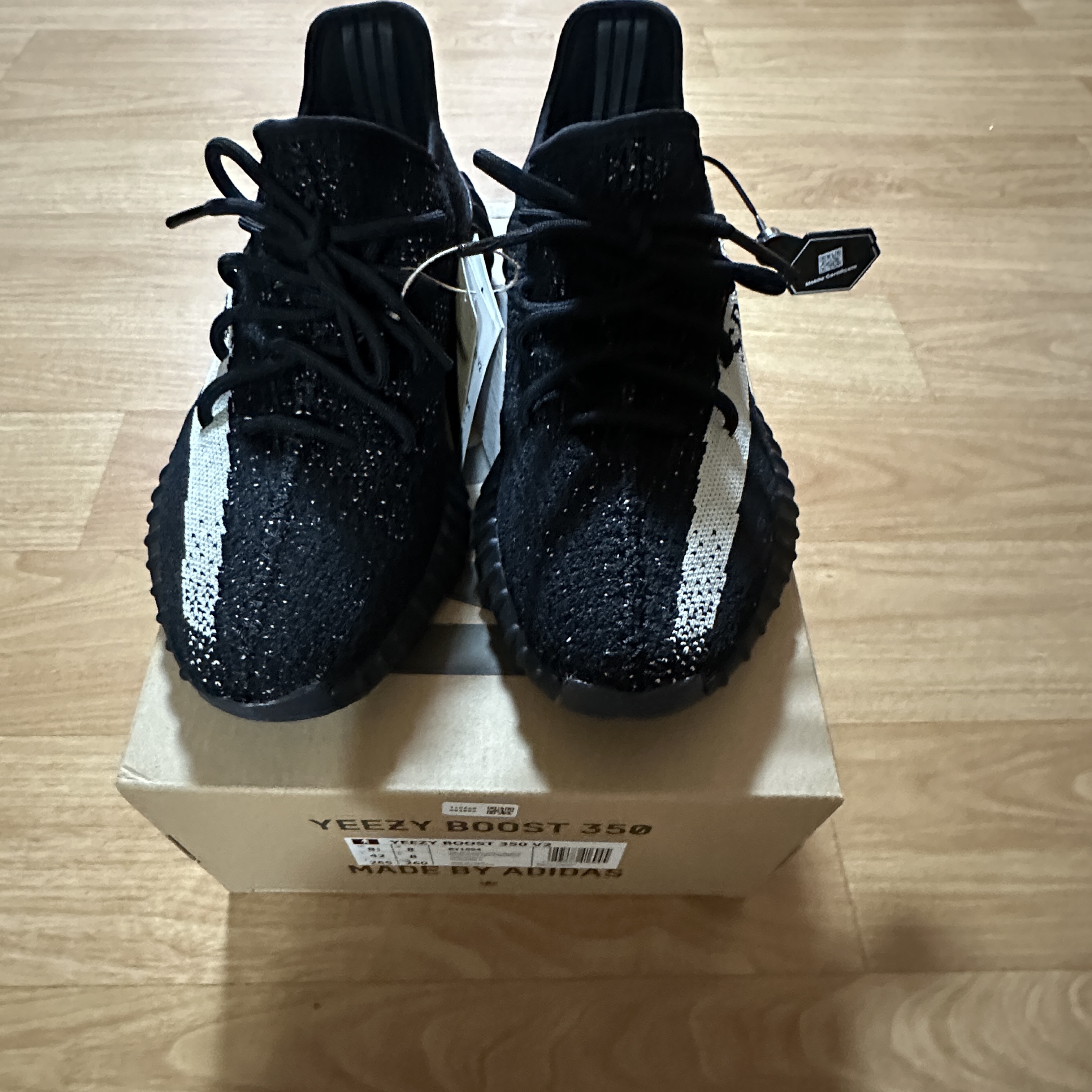 Adidas Yeezy Boost 350 V2 Core Black White 2022 착용 스타일
