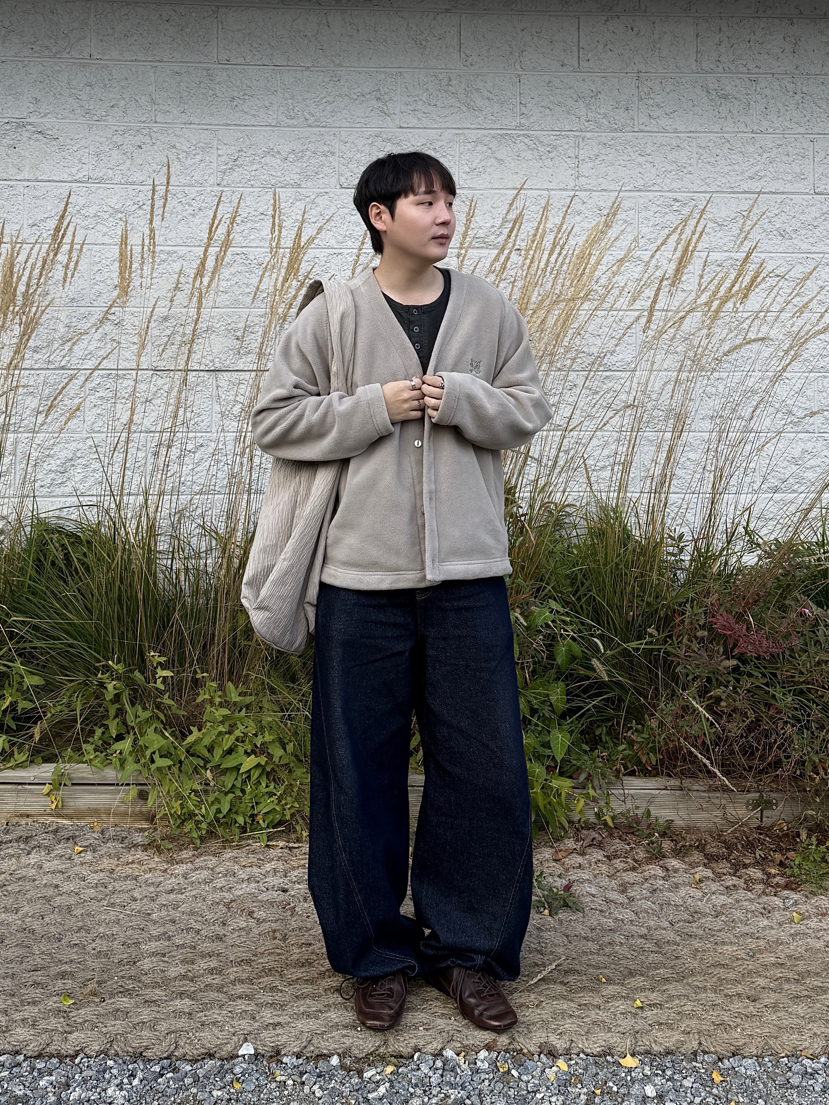 Uniqlo x Needles Fleece Oversized Cardigan Beige - KR, Uniqlo x Needles Fleece Oversized Cardigan Beige - JP 착용 스타일 - 1