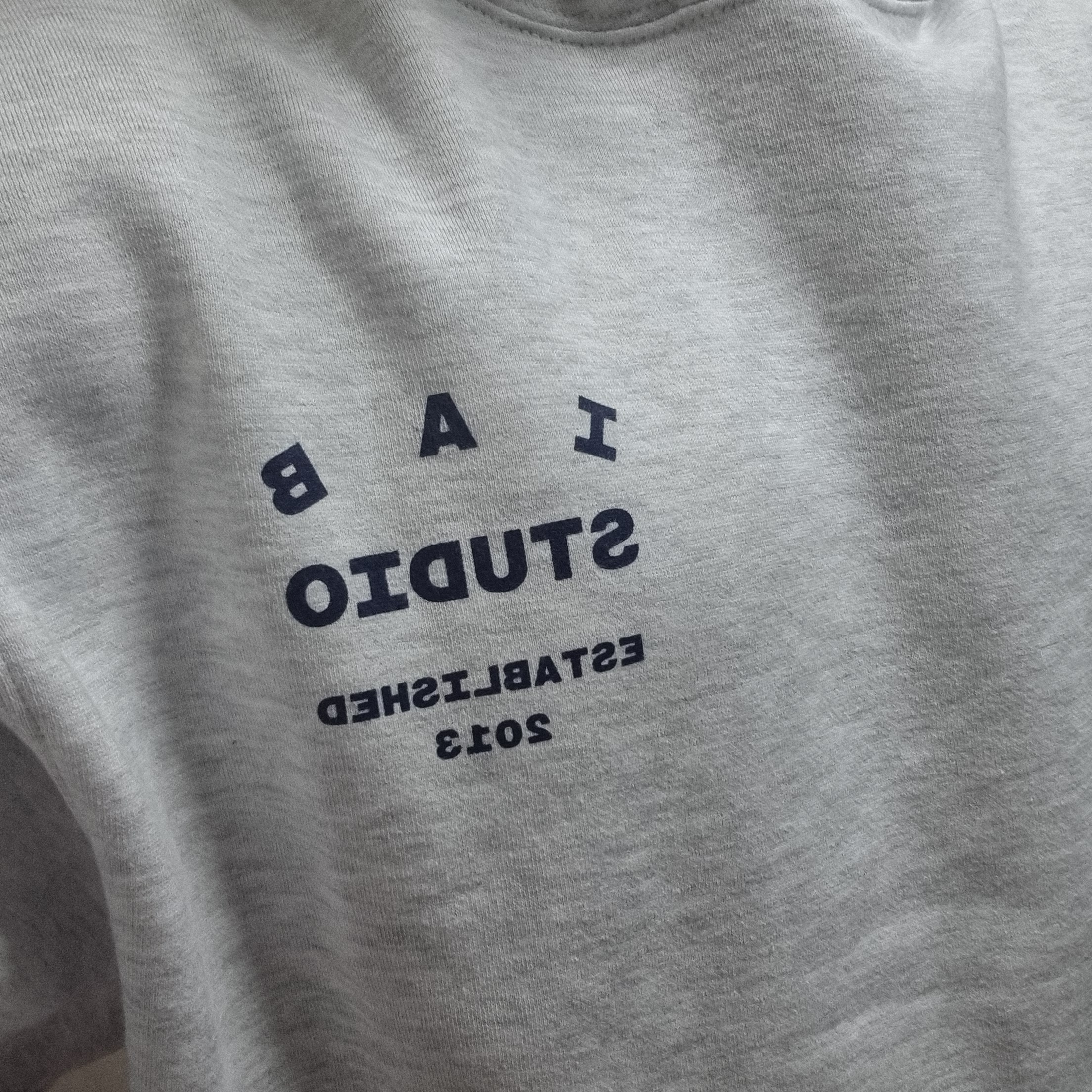 IAB Studio 25 Hoodie Light Gray Navy 착용 스타일