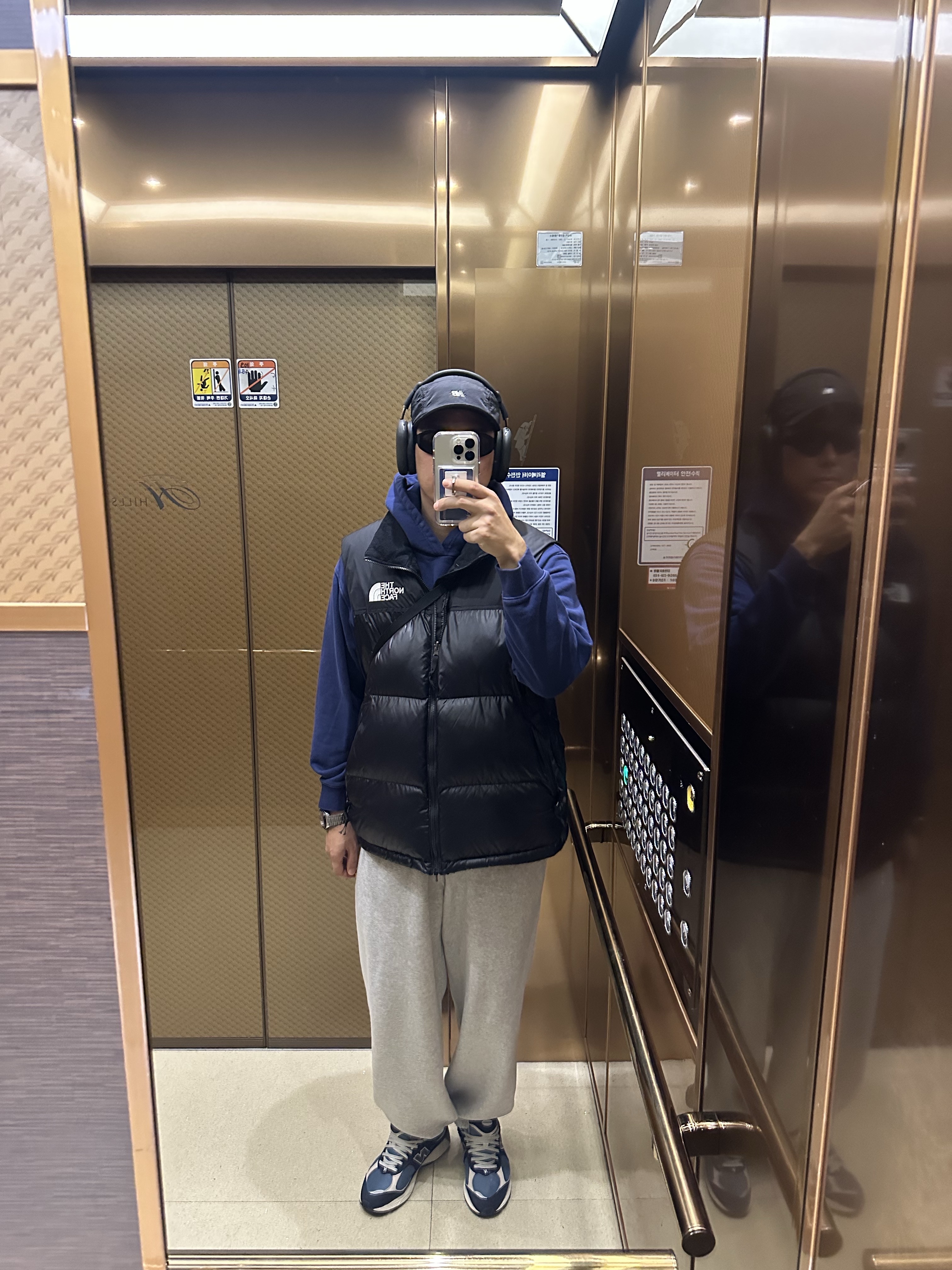 The North Face Nuptse On Ball Vest Black, New Balance 2002R Dark Navy 착용 스타일