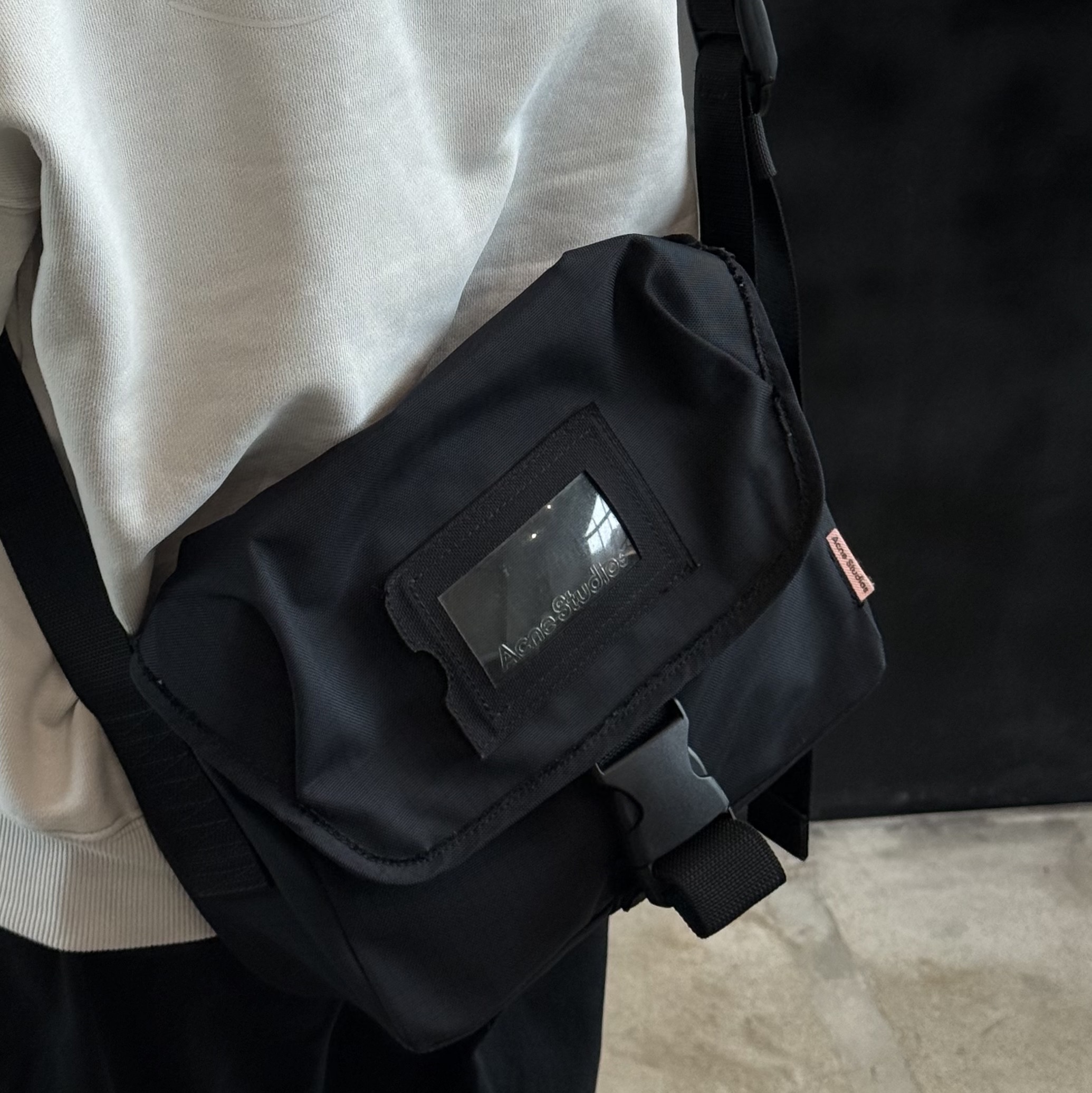 Acne Studios Midi Messenger Bag Black 착용 스타일