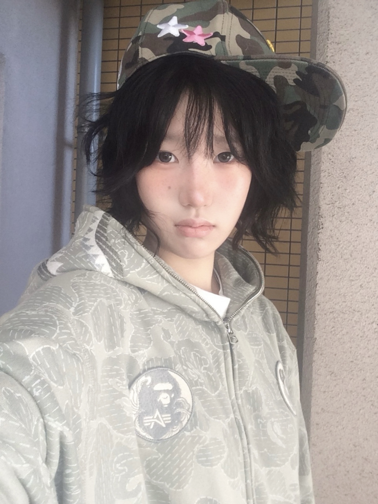 BAPE x Alpha Industries Shark Full Zip Hoodie Olive Drab 착용 스타일 - 1