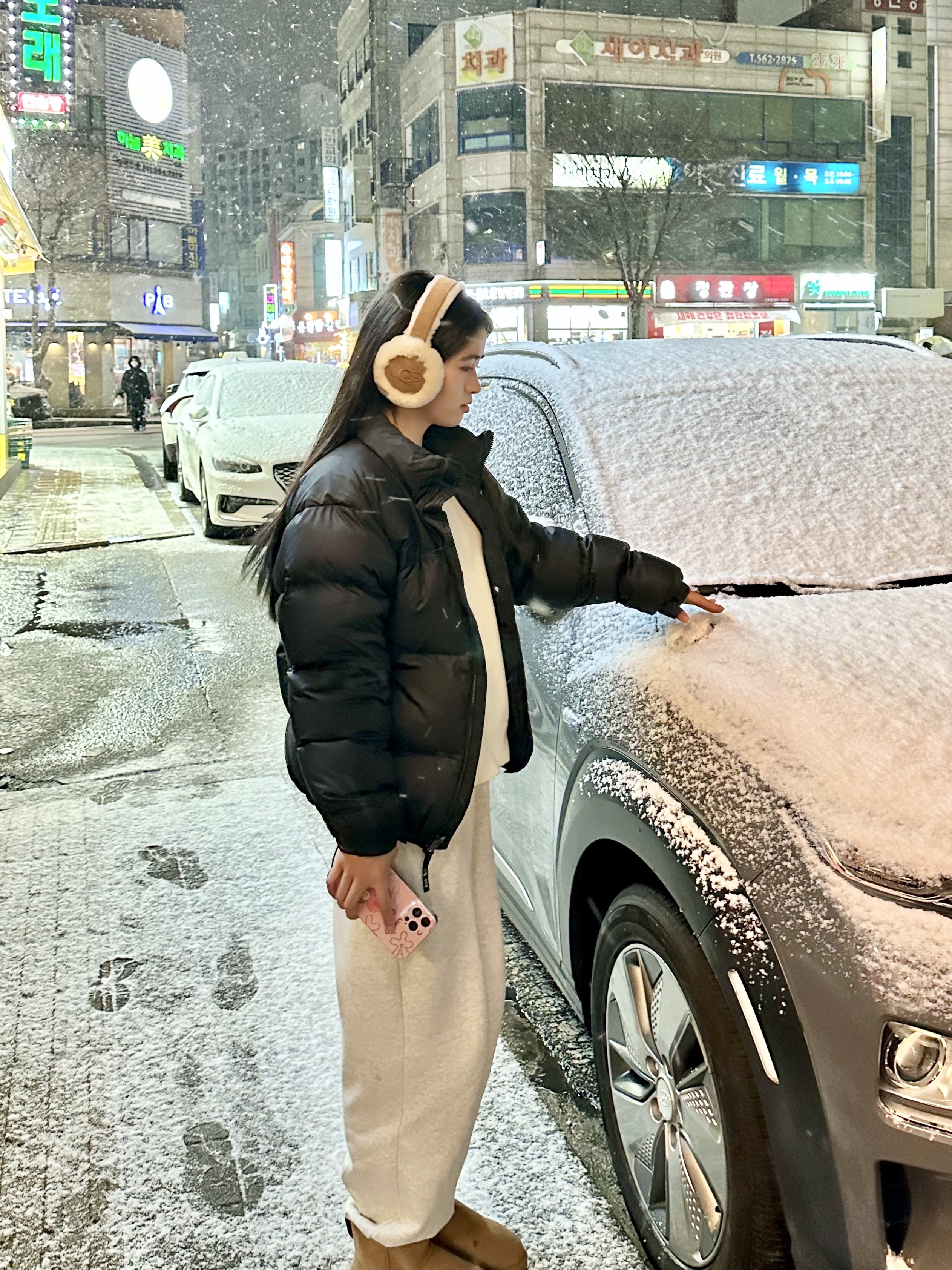 (W) UGG Embroidered Logo Earmuff Chestnut, UGG Classic Mini Boots Chestnut 착용 스타일 - 2