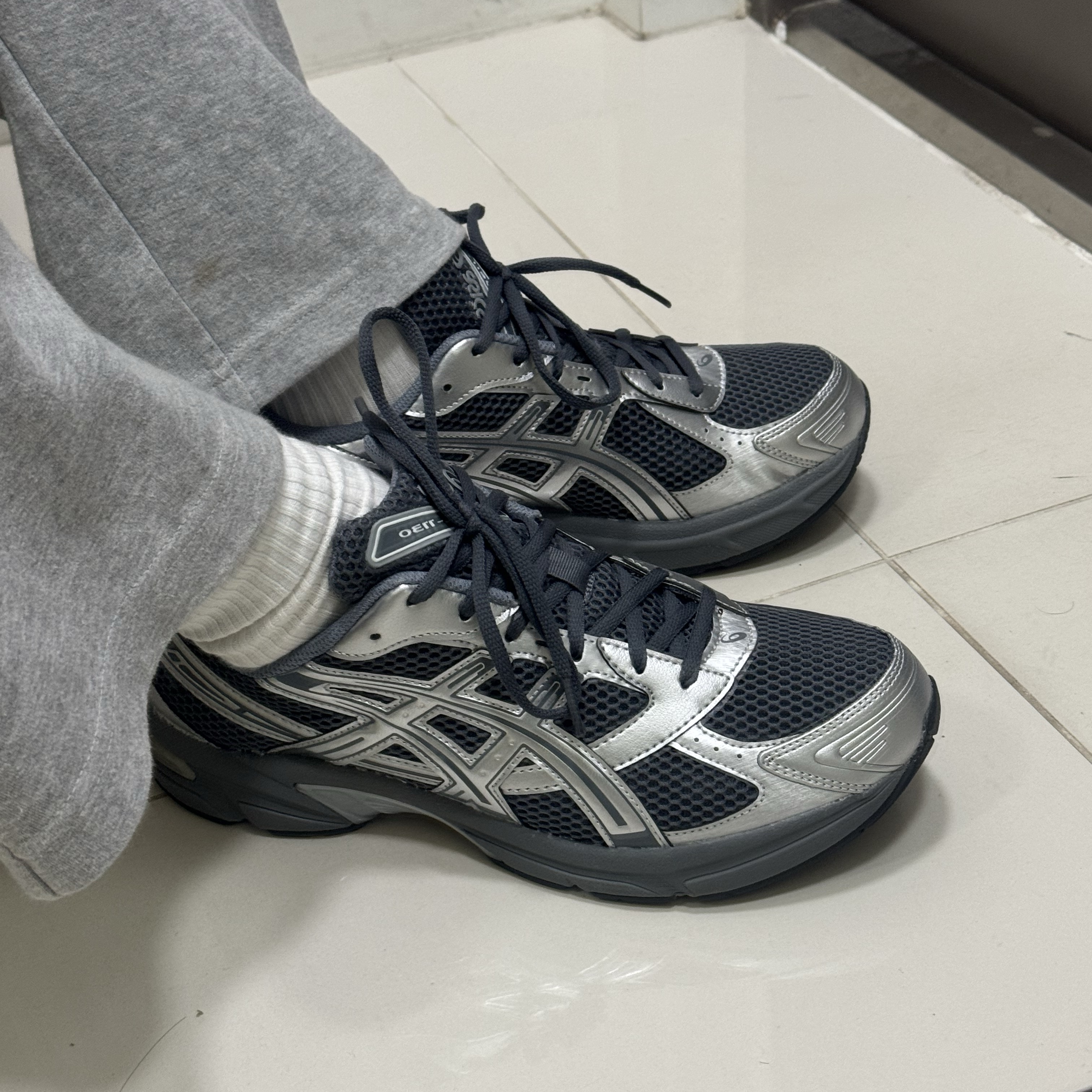 Asics Gel-1130 Steel Grey Pure Silver 착용 스타일