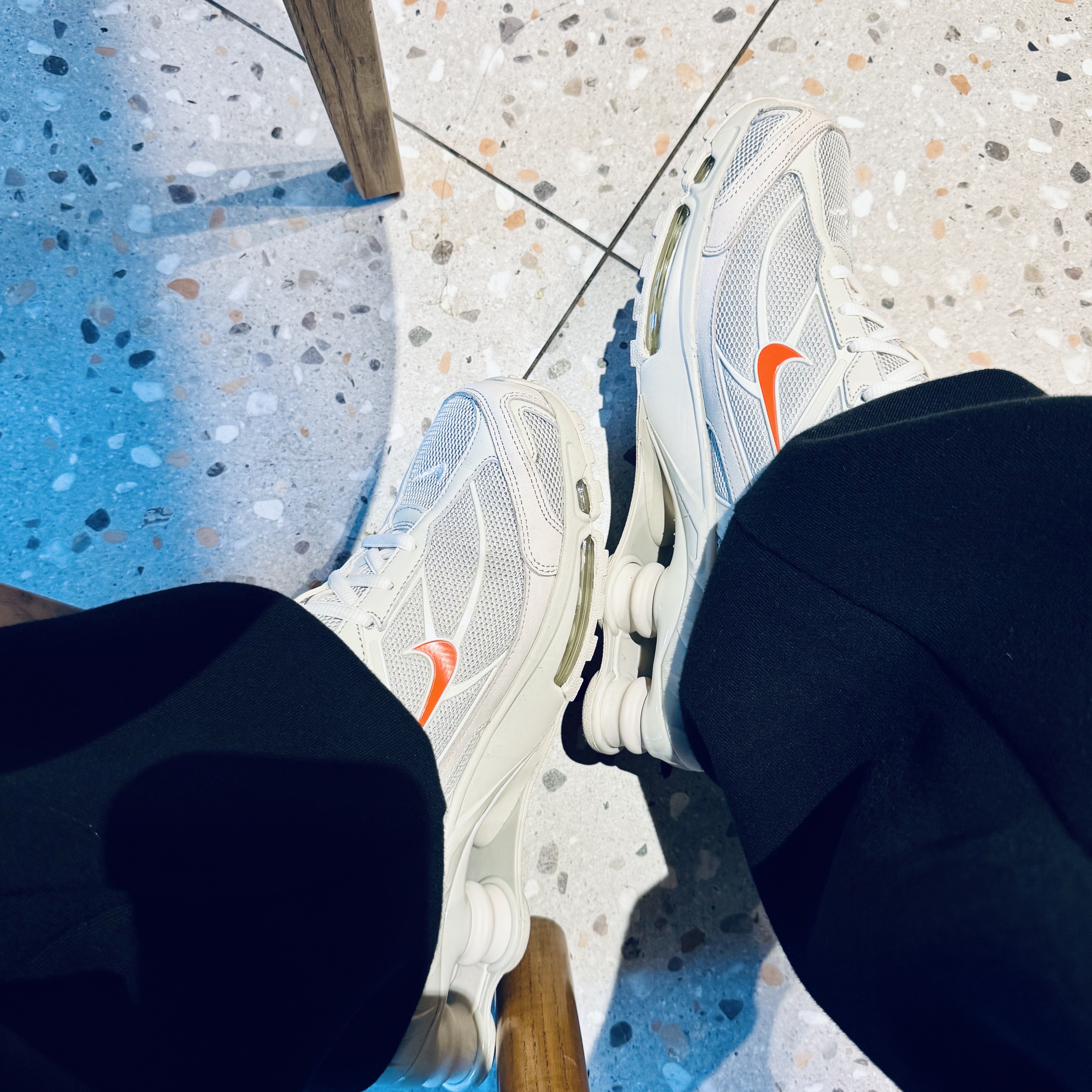 Nike Shox Ride 2 Light Bone and Turf Orange 착용 스타일 - 2
