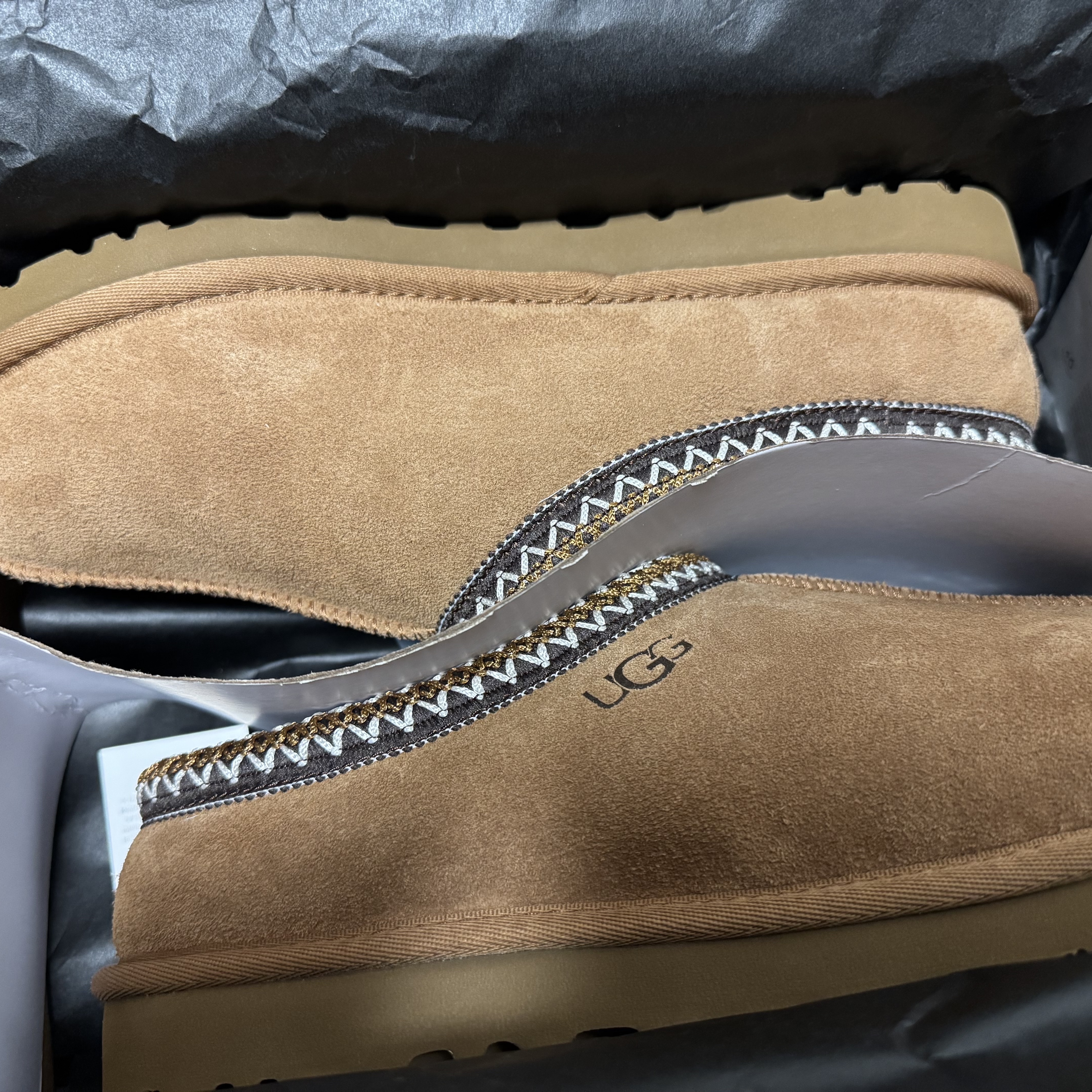 UGG Tasman Slipper Chestnut 착용 스타일